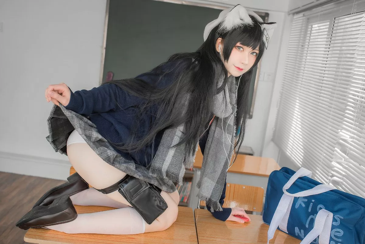 动漫博主izumi泉桃子纯白毕业季主题教室里灰色百褶裙配白丝袜秀美腿诱惑写真40P