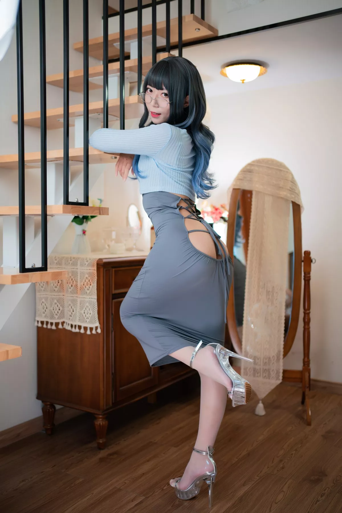 动漫博主Money冷冷吉他少女主题私房性感露臀长裙半撩露蕾丝袜撩人诱惑写真123P