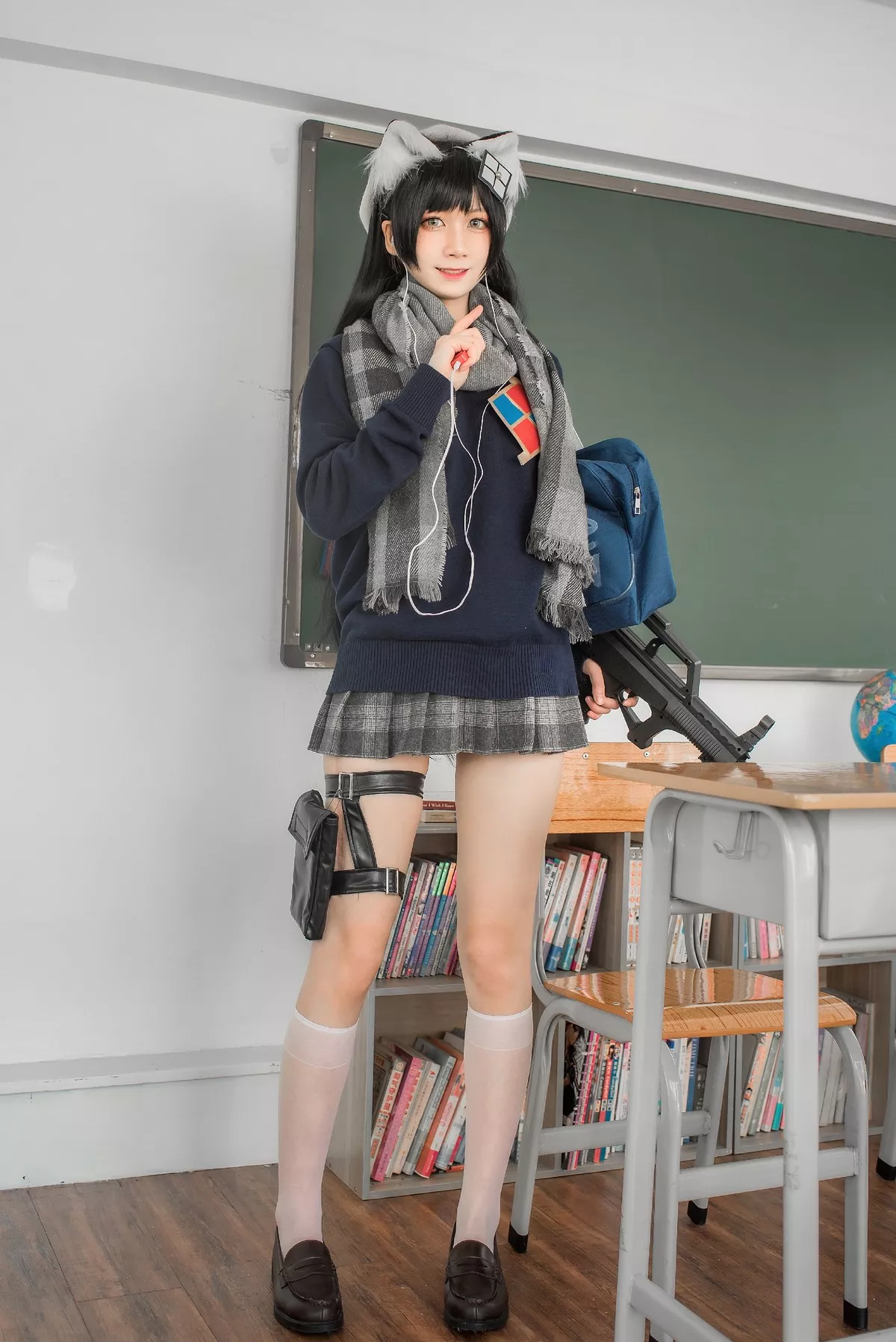 动漫博主izumi泉桃子纯白毕业季主题教室里灰色百褶裙配白丝袜秀美腿诱惑写真40P