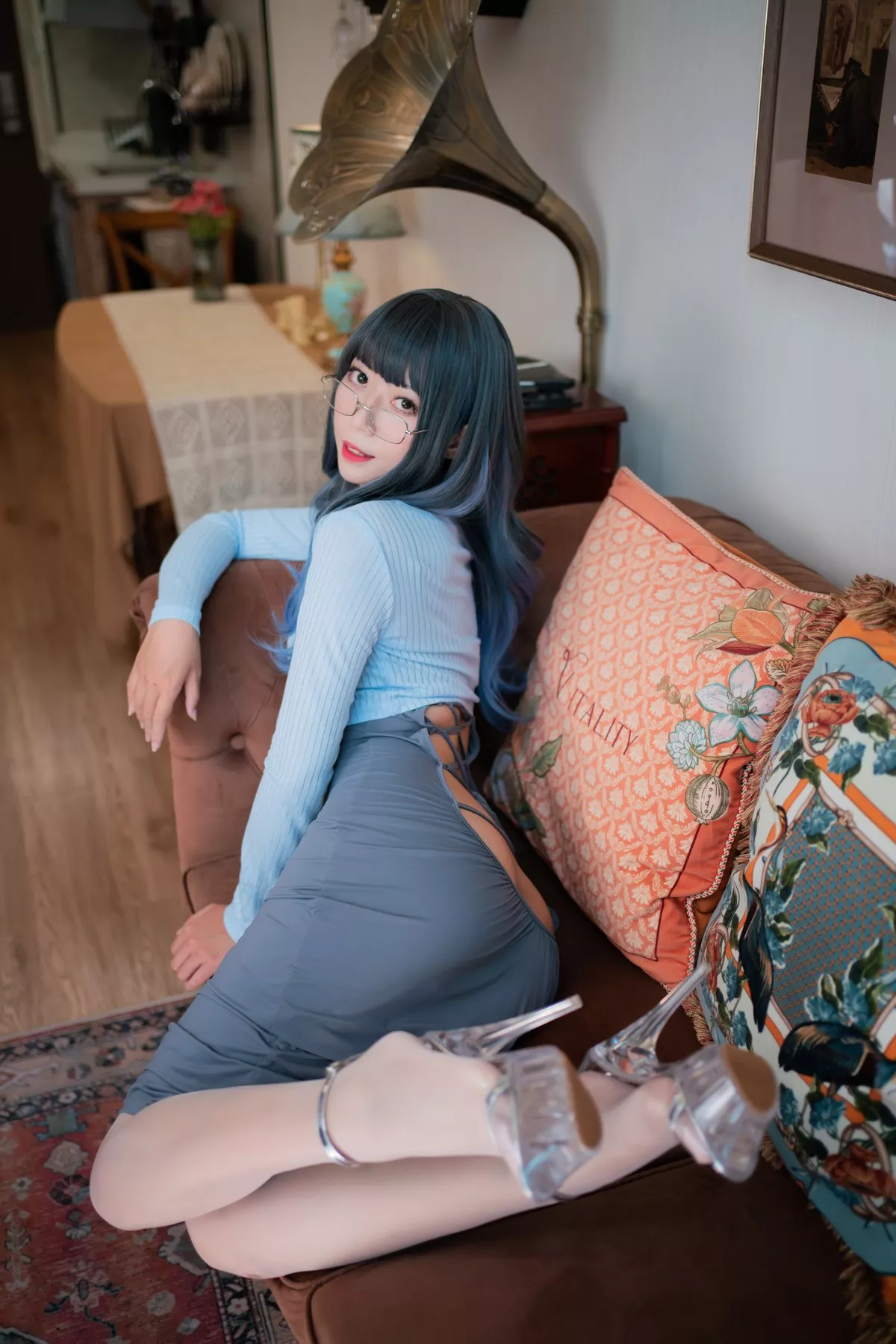 动漫博主Money冷冷吉他少女主题私房性感露臀长裙半撩露蕾丝袜撩人诱惑写真123P