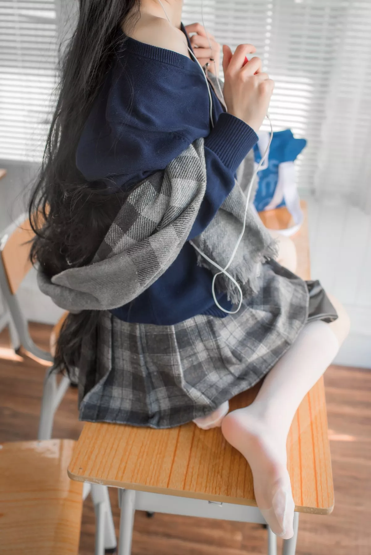 动漫博主izumi泉桃子纯白毕业季主题教室里灰色百褶裙配白丝袜秀美腿诱惑写真40P