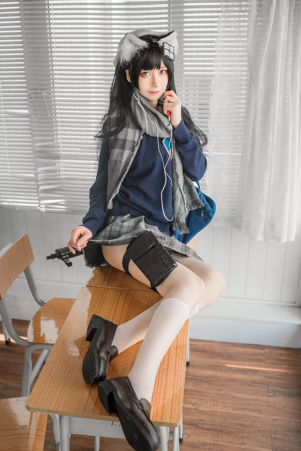 动漫博主izumi泉桃子纯白毕业季主题教室里灰色百褶裙配白丝袜秀美腿诱惑写真40P