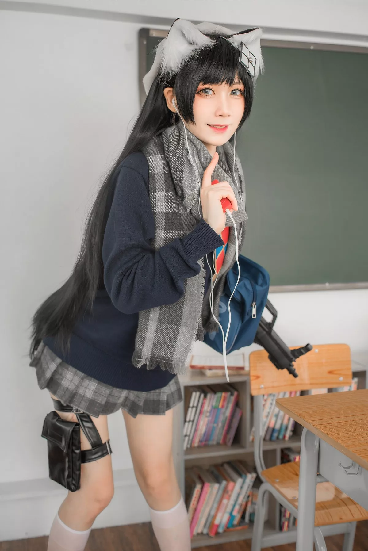 动漫博主izumi泉桃子纯白毕业季主题教室里灰色百褶裙配白丝袜秀美腿诱惑写真40P