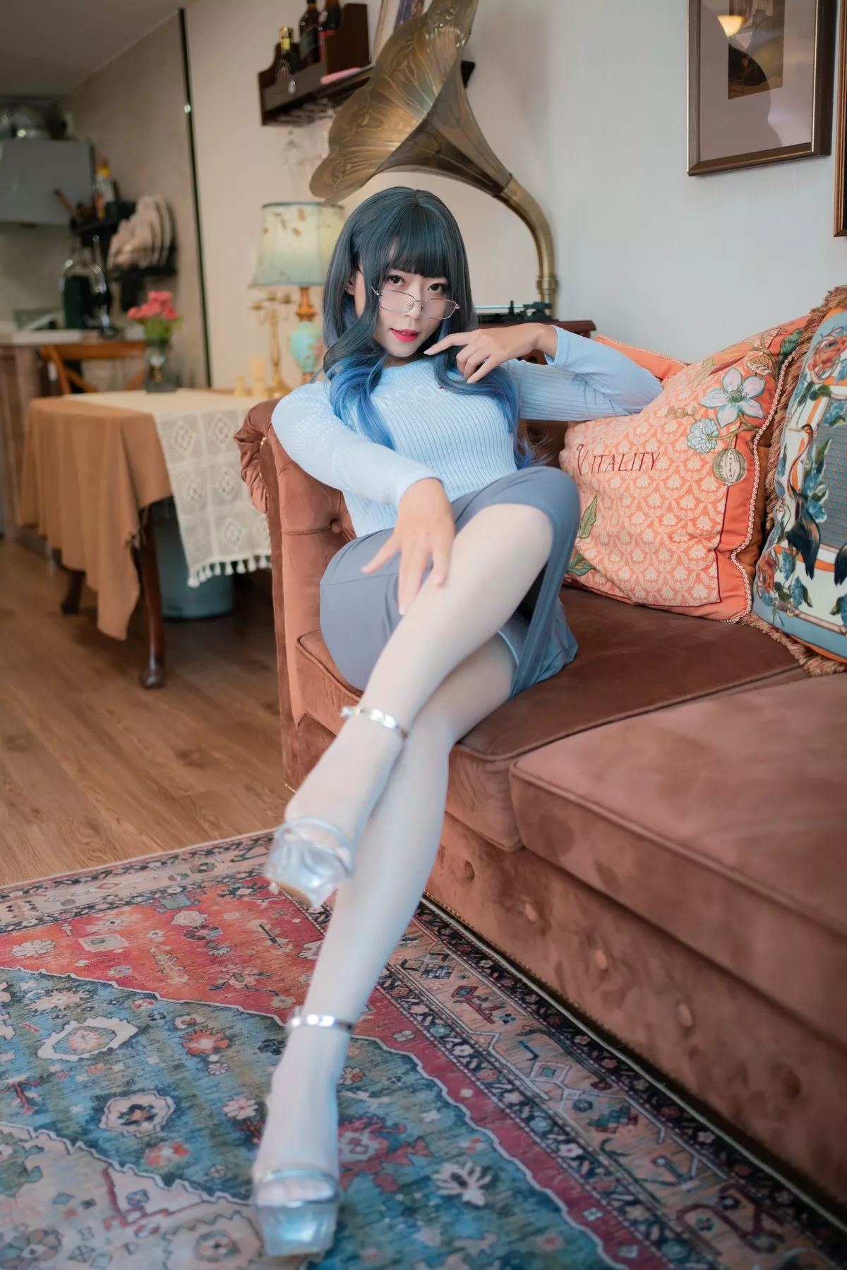 动漫博主Money冷冷吉他少女主题私房性感露臀长裙半撩露蕾丝袜撩人诱惑写真123P