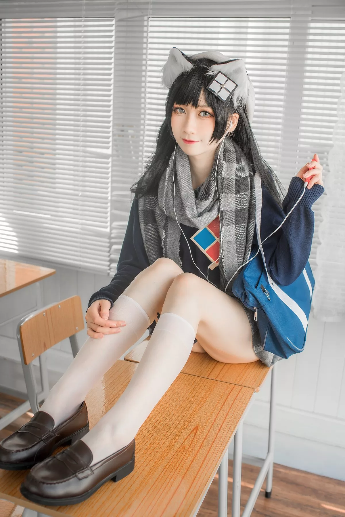 动漫博主izumi泉桃子纯白毕业季主题教室里灰色百褶裙配白丝袜秀美腿诱惑写真40P