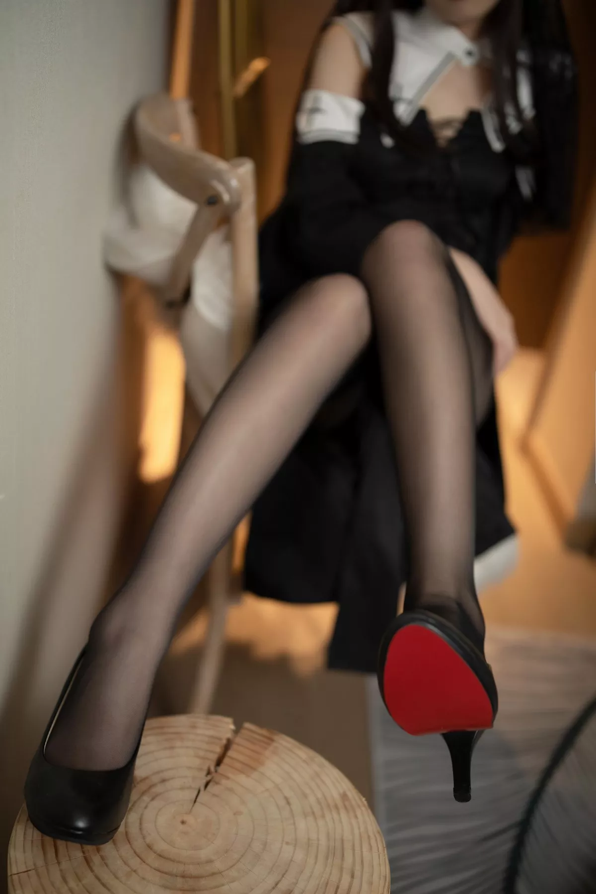 动漫博主封疆疆v黑色修女主题私房性感黑色长裙配黑丝裤袜秀美腿极致魅惑写真40P