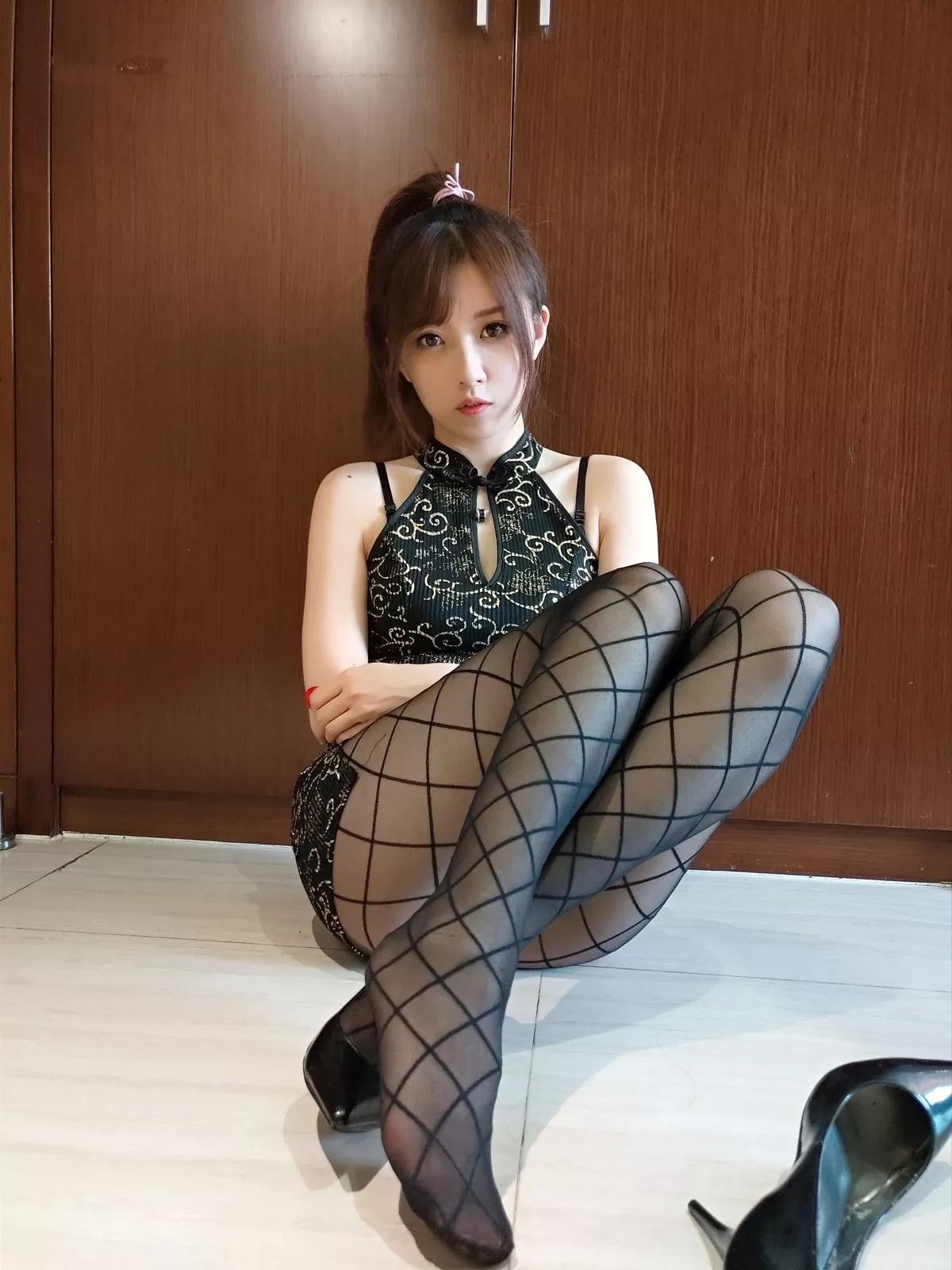 斗鱼主播小女巫露娜黑丝旗袍主题私房性感黑色旗袍配黑丝网袜秀美腿诱惑写真33P
