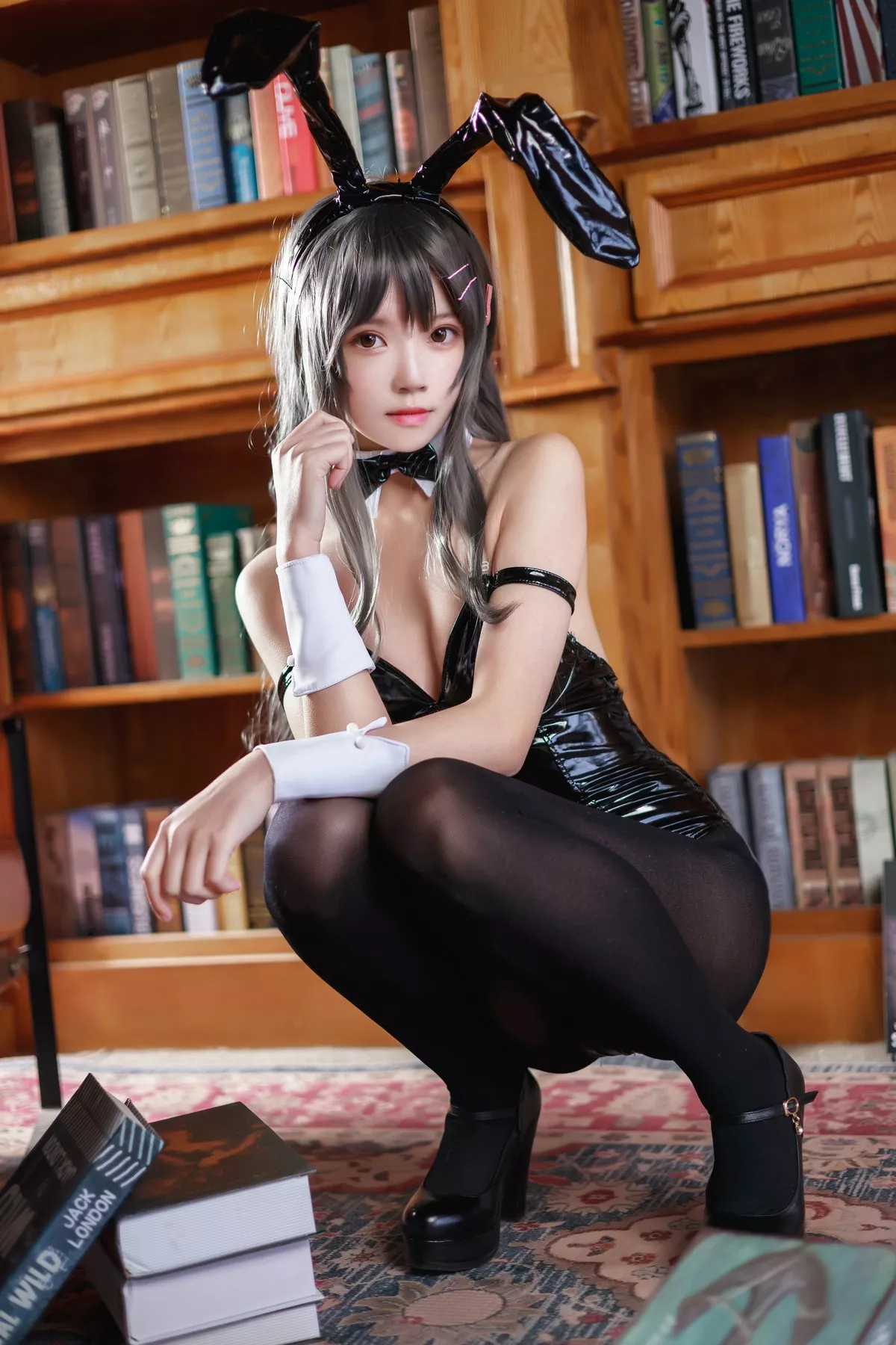 网络美女桜桃喵樱岛麻衣兔女郎主题沙发上性感黑色皮质连体衣配黑丝裤袜诱惑写真50P