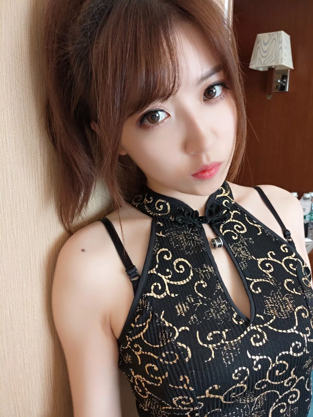 斗鱼主播小女巫露娜黑丝旗袍主题私房性感黑色旗袍配黑丝网袜秀美腿诱惑写真33P