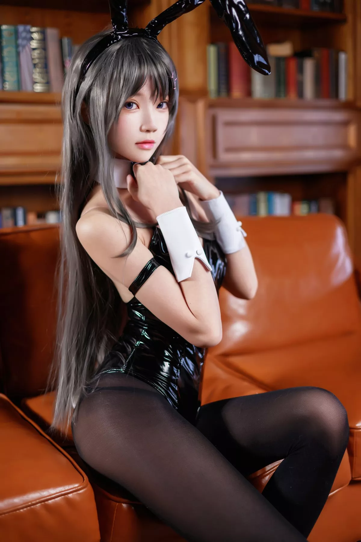 网络美女桜桃喵樱岛麻衣兔女郎主题沙发上性感黑色皮质连体衣配黑丝裤袜诱惑写真50P
