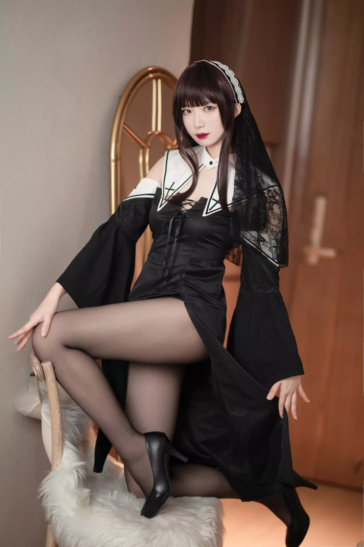 动漫博主封疆疆v黑色修女主题私房性感黑色长裙配黑丝裤袜秀美腿极致魅惑写真40P