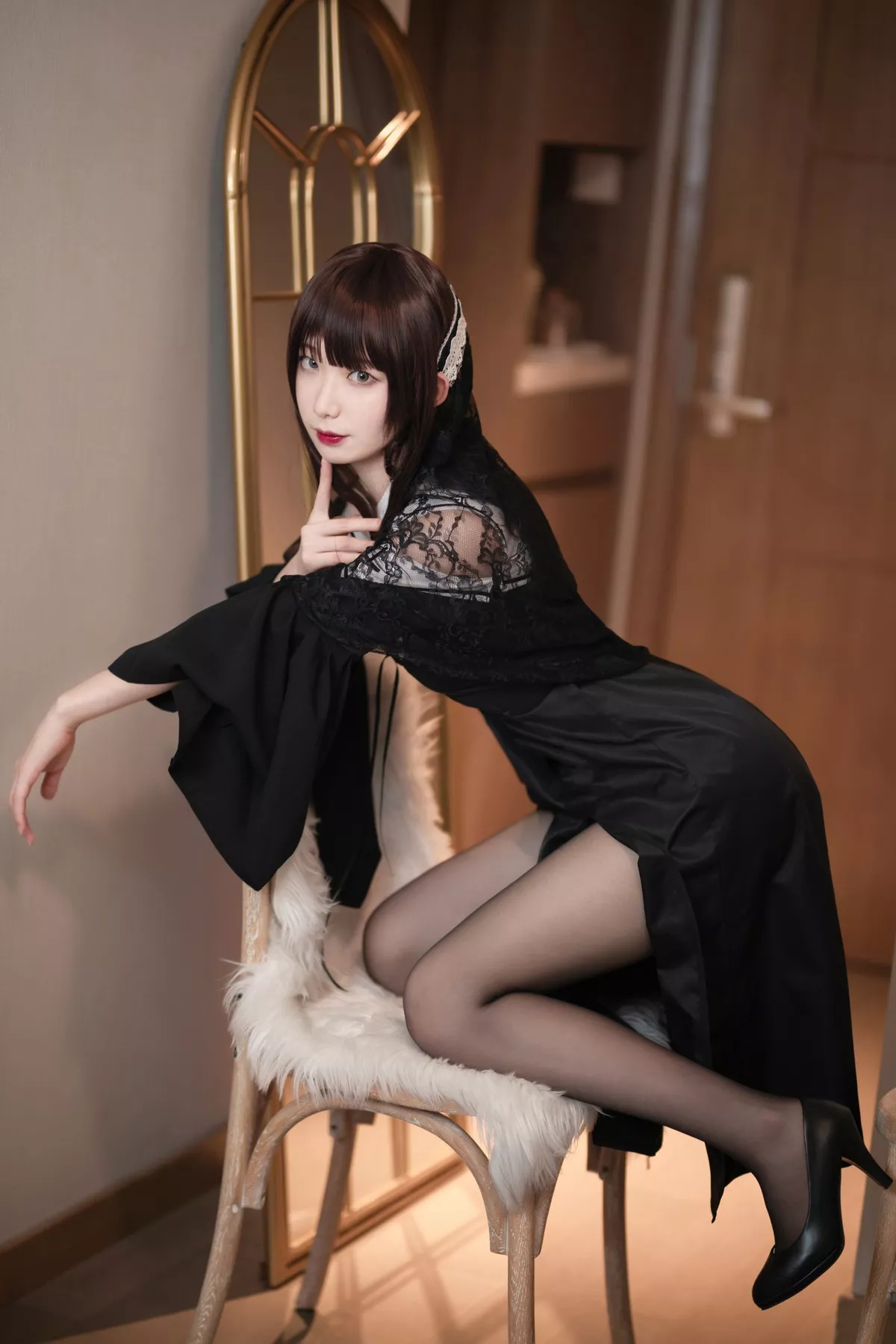 动漫博主封疆疆v黑色修女主题私房性感黑色长裙配黑丝裤袜秀美腿极致魅惑写真40P