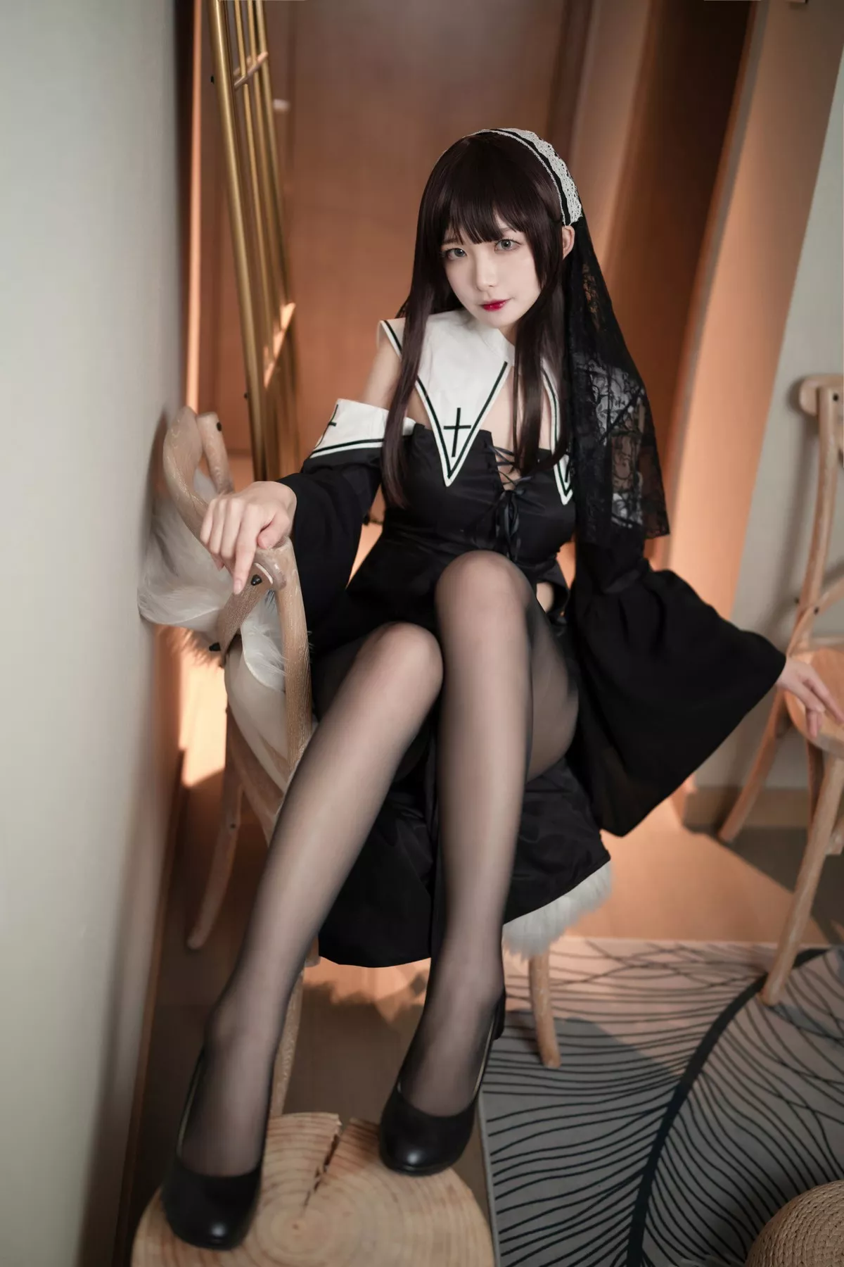 动漫博主封疆疆v黑色修女主题私房性感黑色长裙配黑丝裤袜秀美腿极致魅惑写真40P