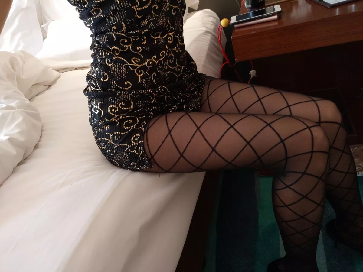 斗鱼主播小女巫露娜黑丝旗袍主题私房性感黑色旗袍配黑丝网袜秀美腿诱惑写真33P
