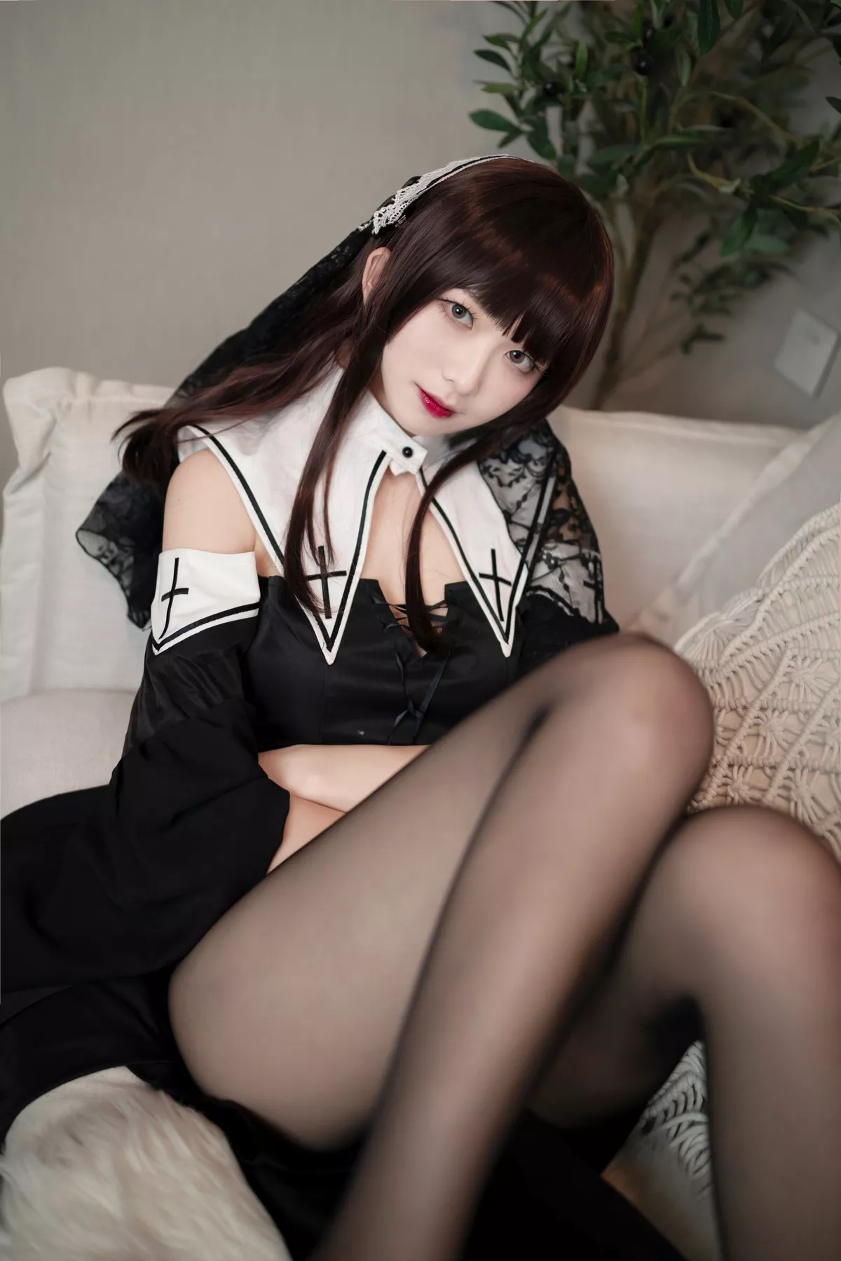 动漫博主封疆疆v黑色修女主题私房性感黑色长裙配黑丝裤袜秀美腿极致魅惑写真40P