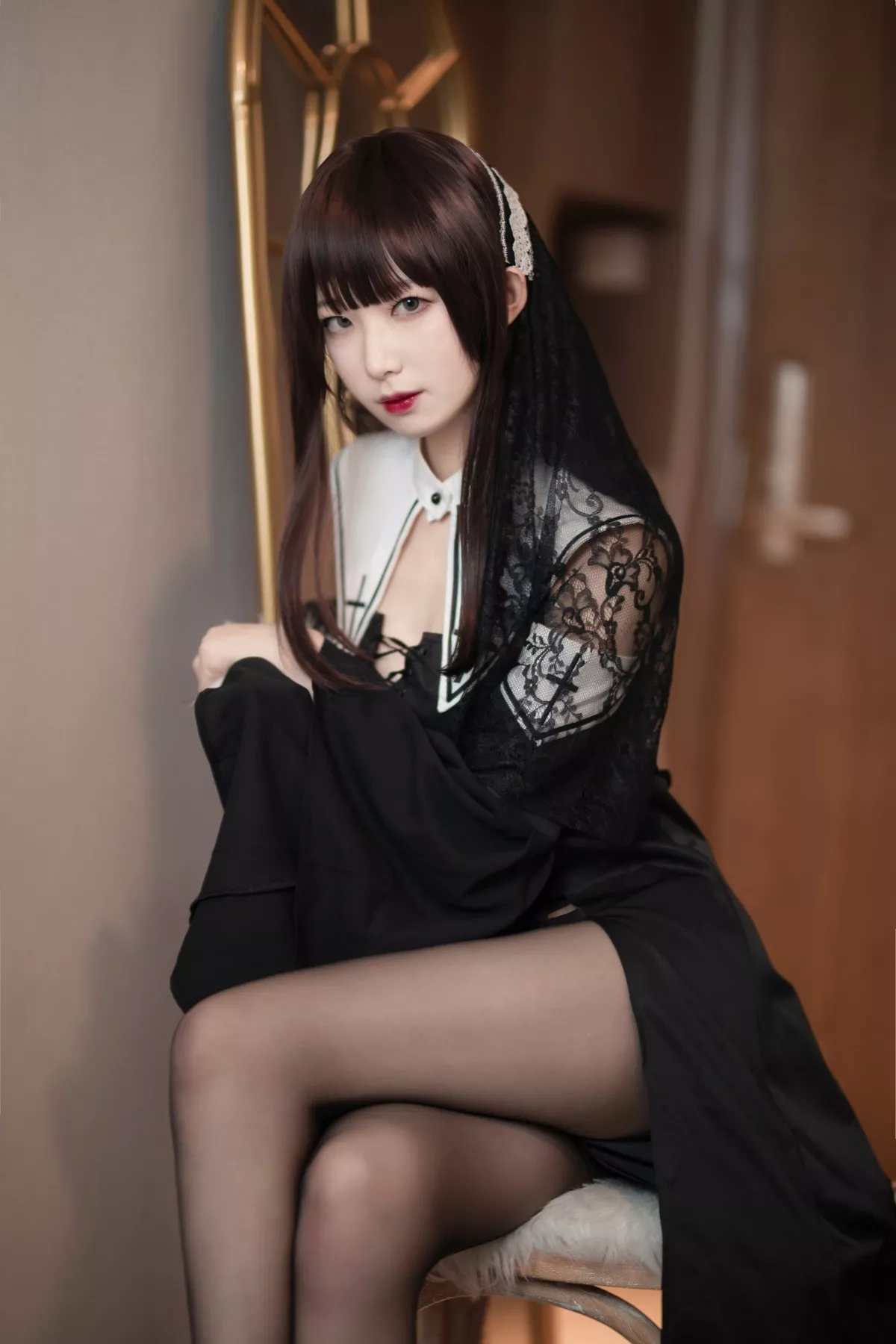 动漫博主封疆疆v黑色修女主题私房性感黑色长裙配黑丝裤袜秀美腿极致魅惑写真40P
