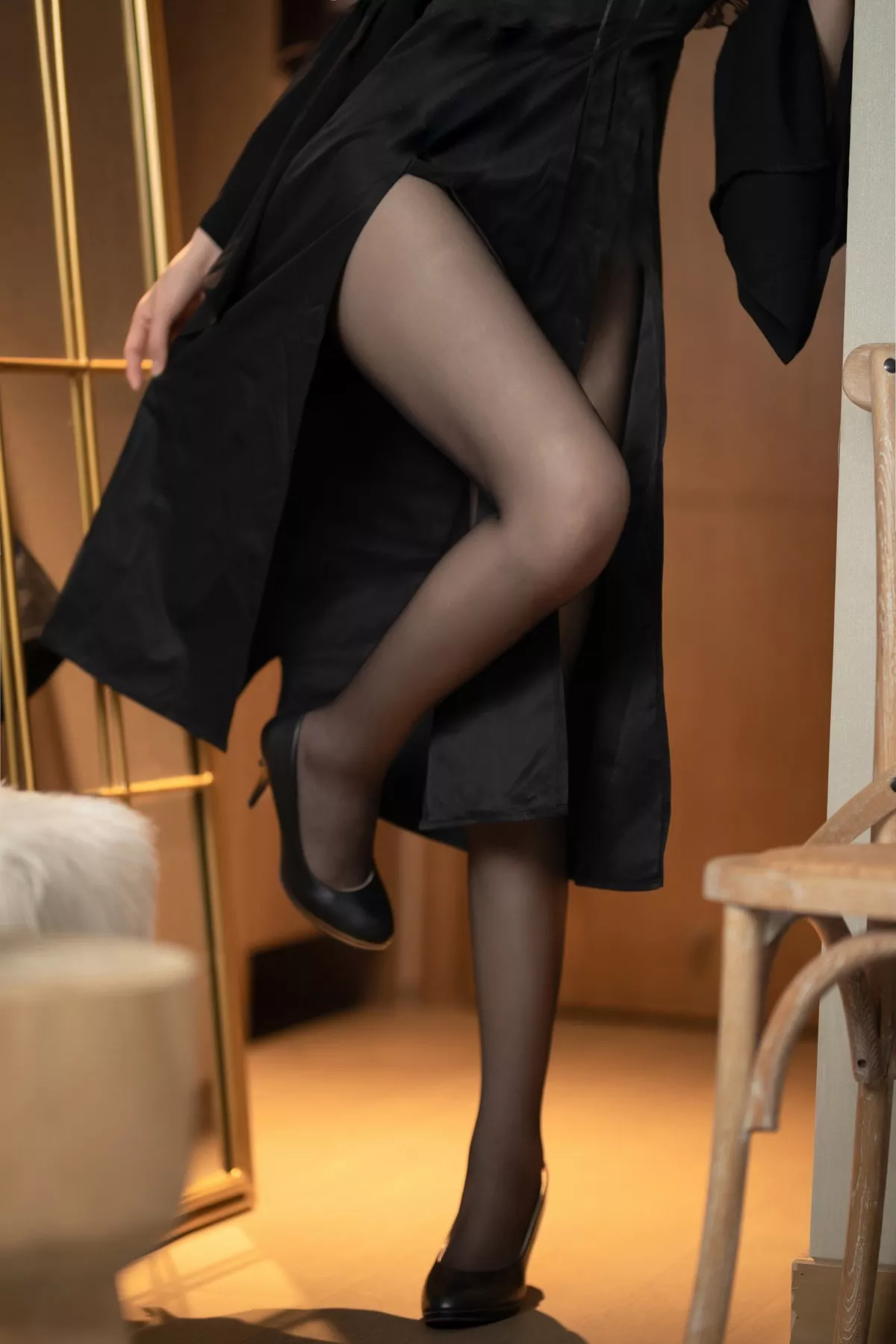 动漫博主封疆疆v黑色修女主题私房性感黑色长裙配黑丝裤袜秀美腿极致魅惑写真40P