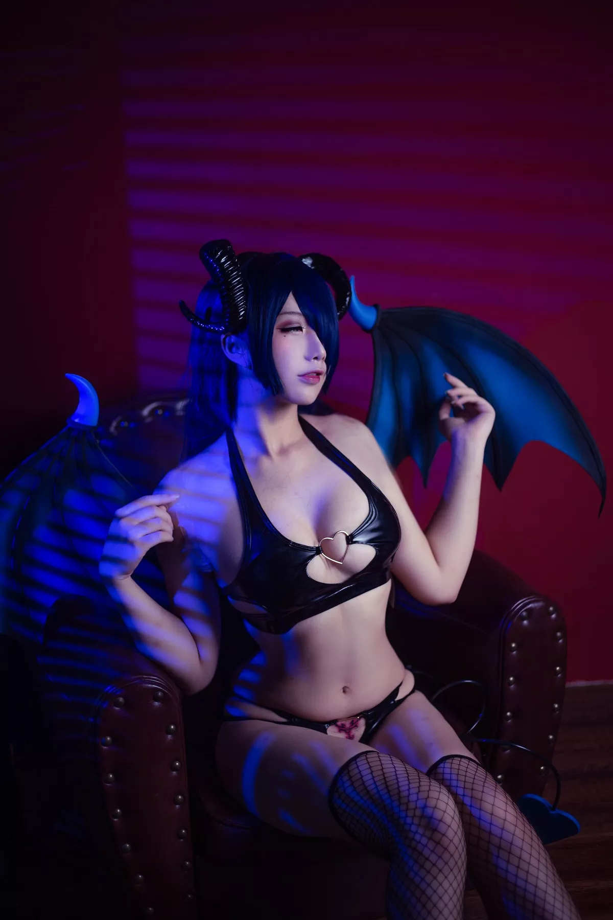 动漫博主九曲Jean小恶魔主题性感黑色皮质内衣配黑丝网袜秀完美身材诱惑写真40P