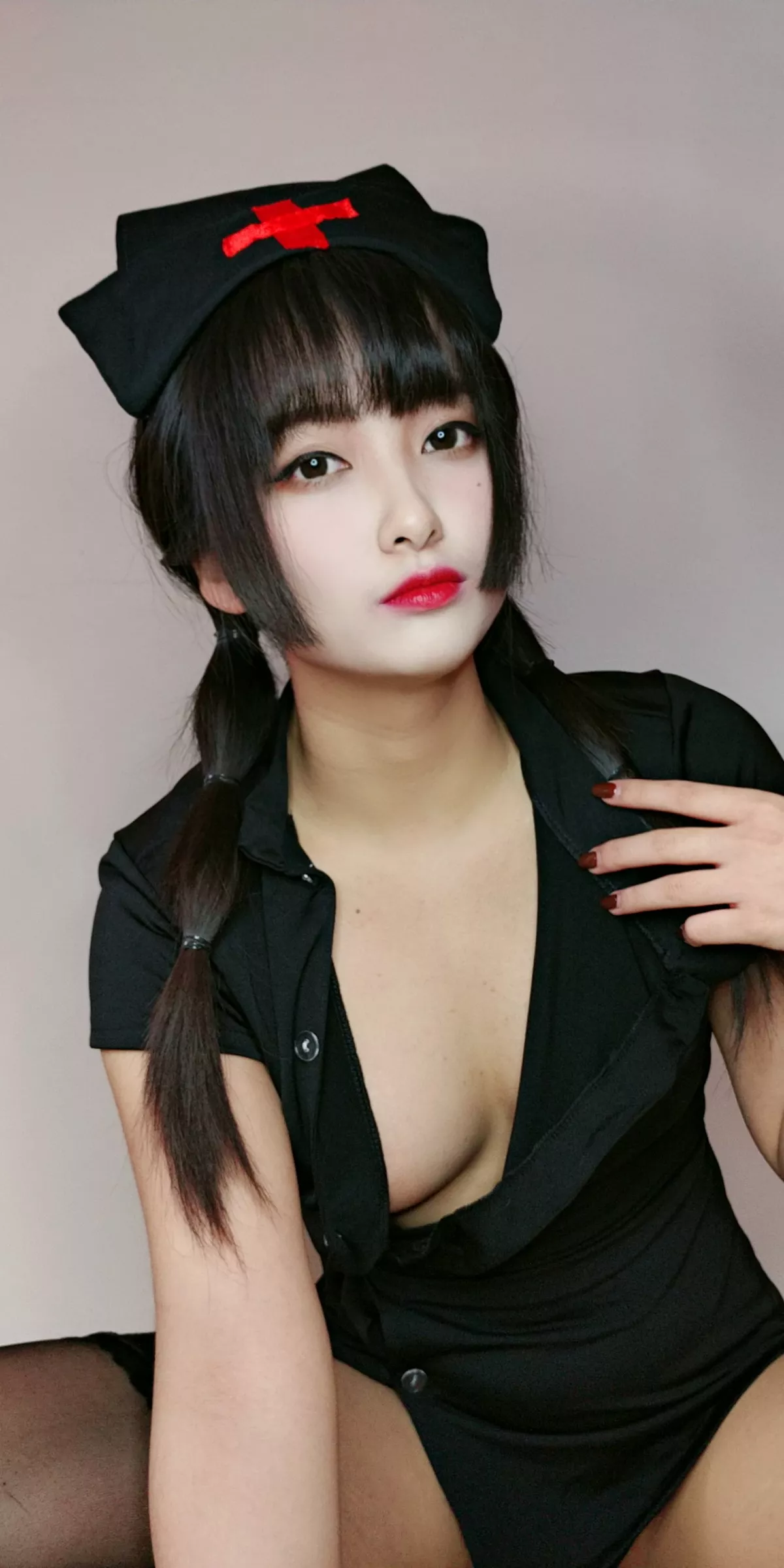 动漫博主洛璃LoLiSAMA情人节小护士主题黑色服饰半脱露丁字裤秀翘臀诱惑写真90P
