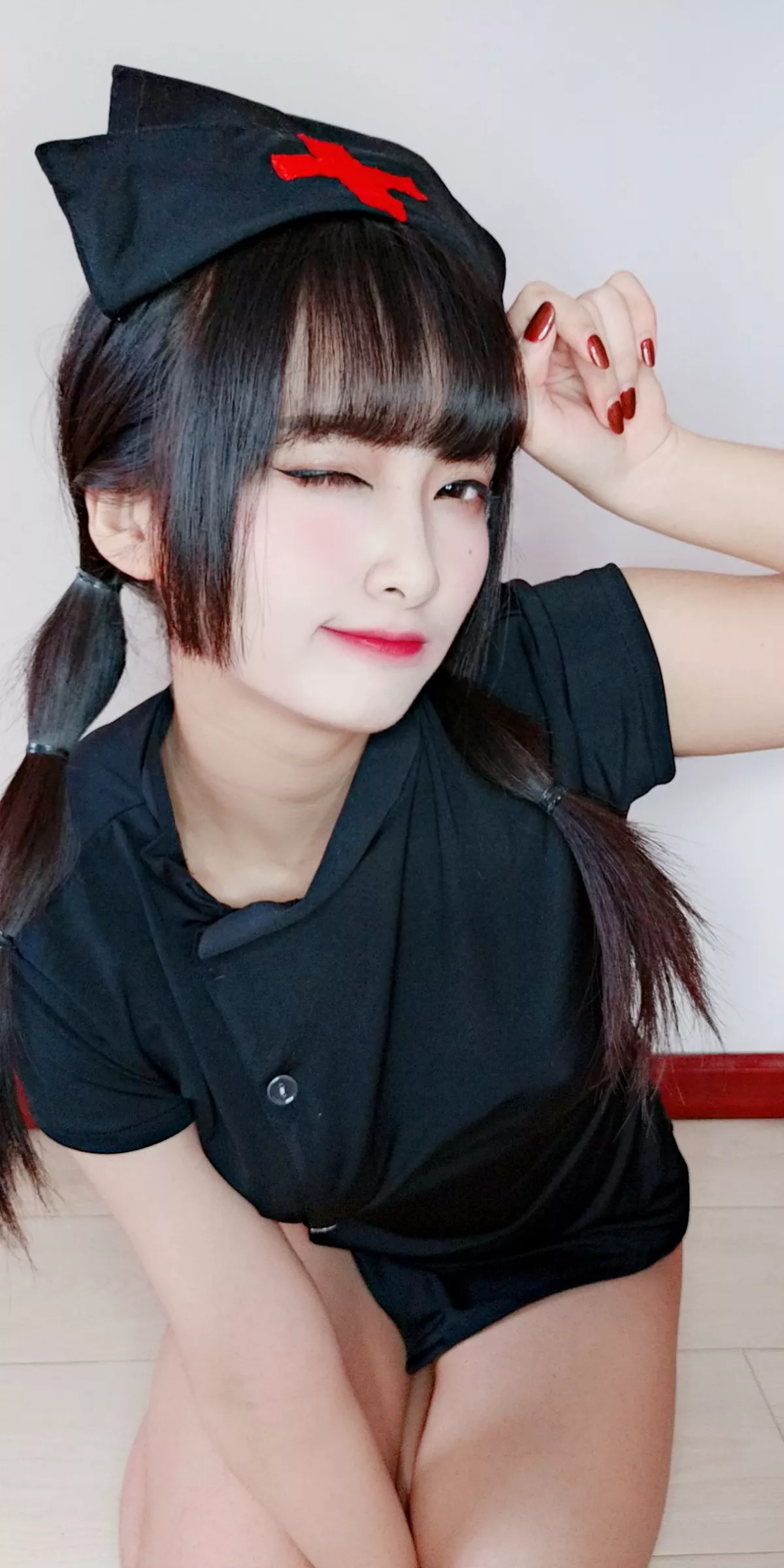 动漫博主洛璃LoLiSAMA情人节小护士主题黑色服饰半脱露丁字裤秀翘臀诱惑写真90P