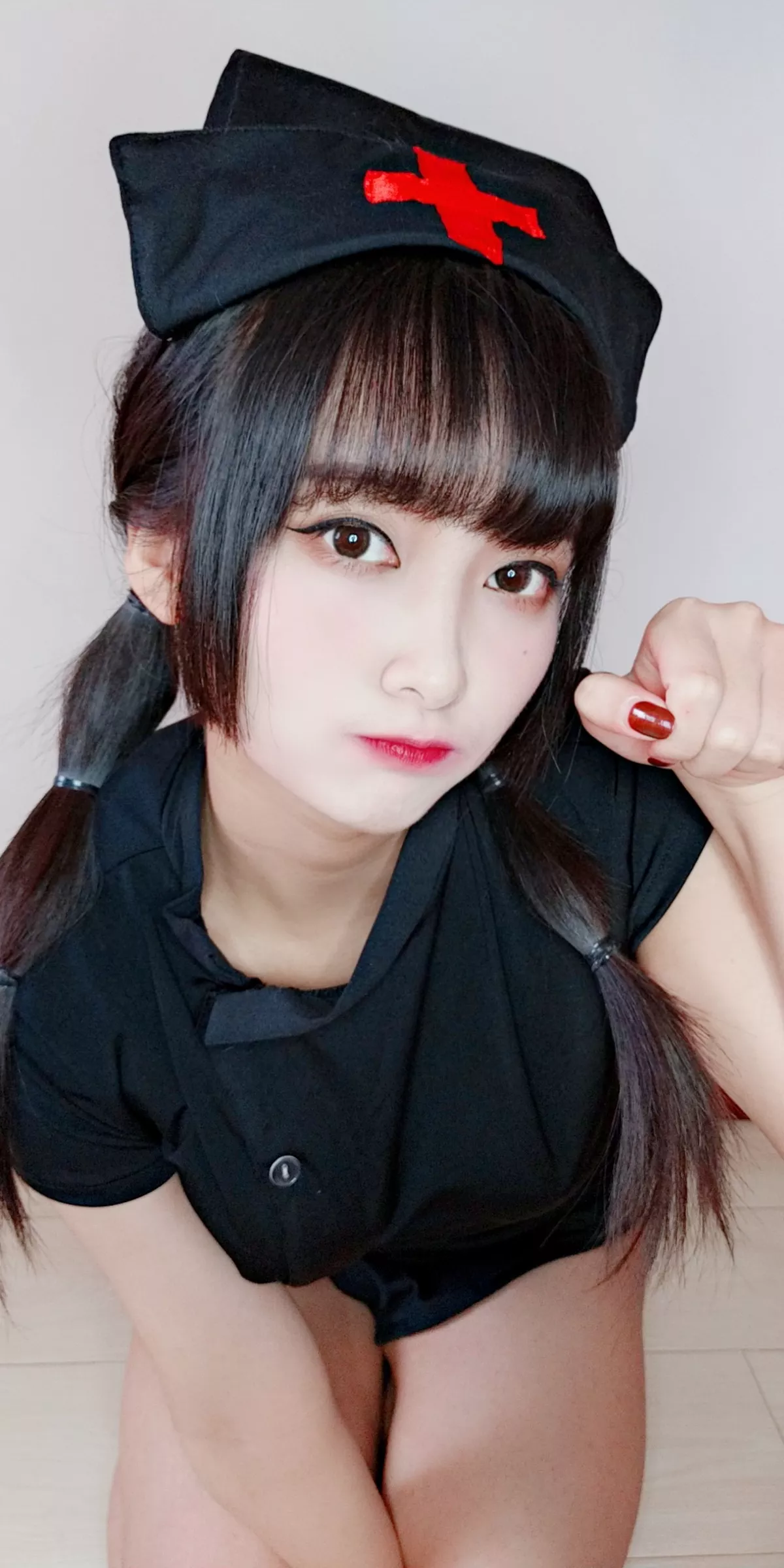 动漫博主洛璃LoLiSAMA情人节小护士主题黑色服饰半脱露丁字裤秀翘臀诱惑写真90P