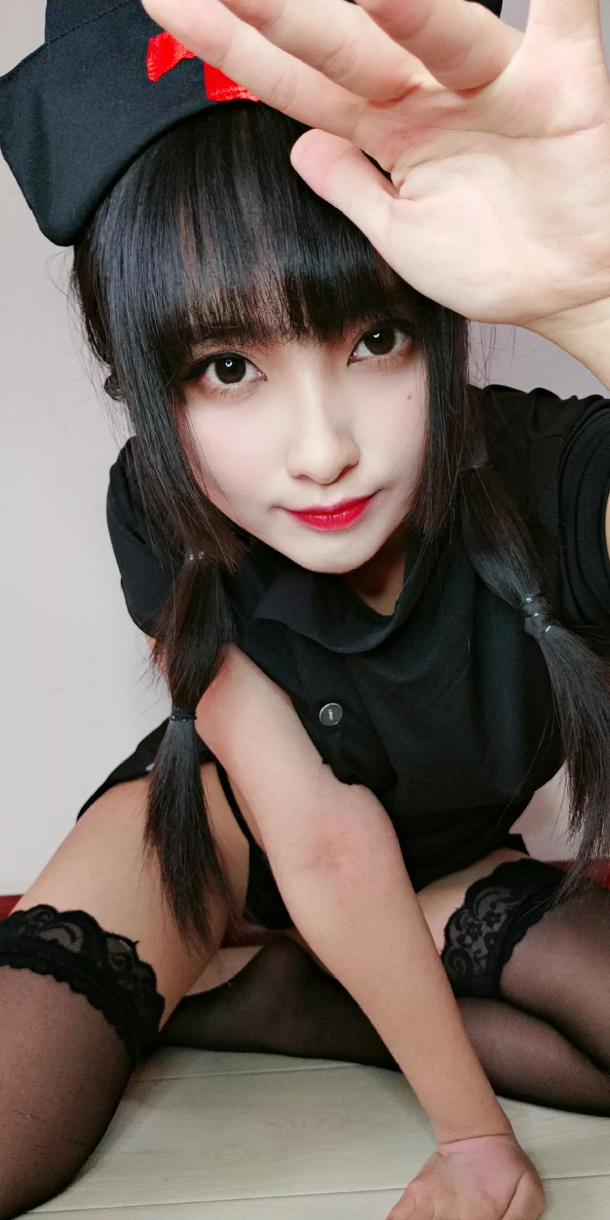 动漫博主洛璃LoLiSAMA情人节小护士主题黑色服饰半脱露丁字裤秀翘臀诱惑写真90P