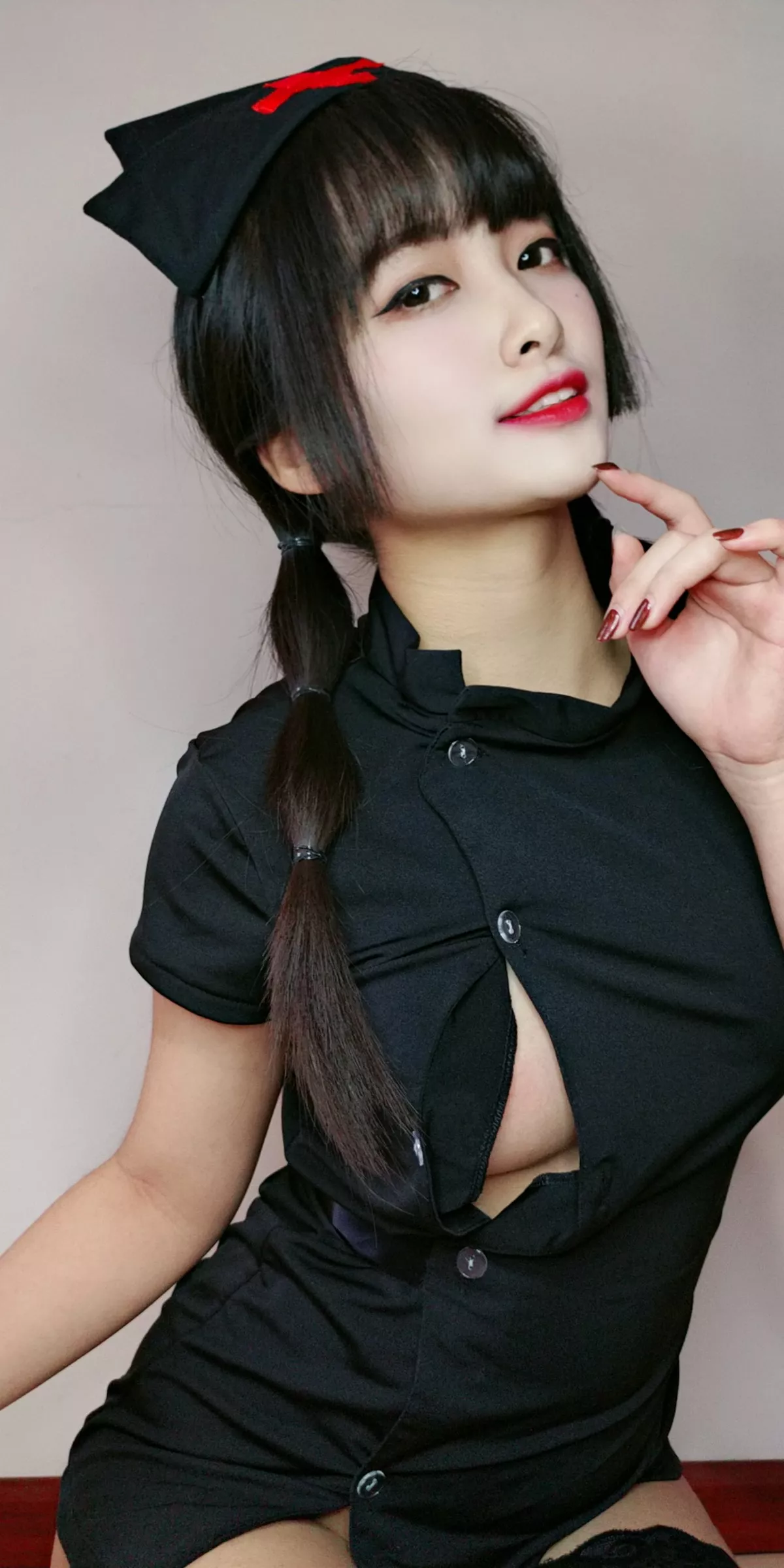 动漫博主洛璃LoLiSAMA情人节小护士主题黑色服饰半脱露丁字裤秀翘臀诱惑写真90P