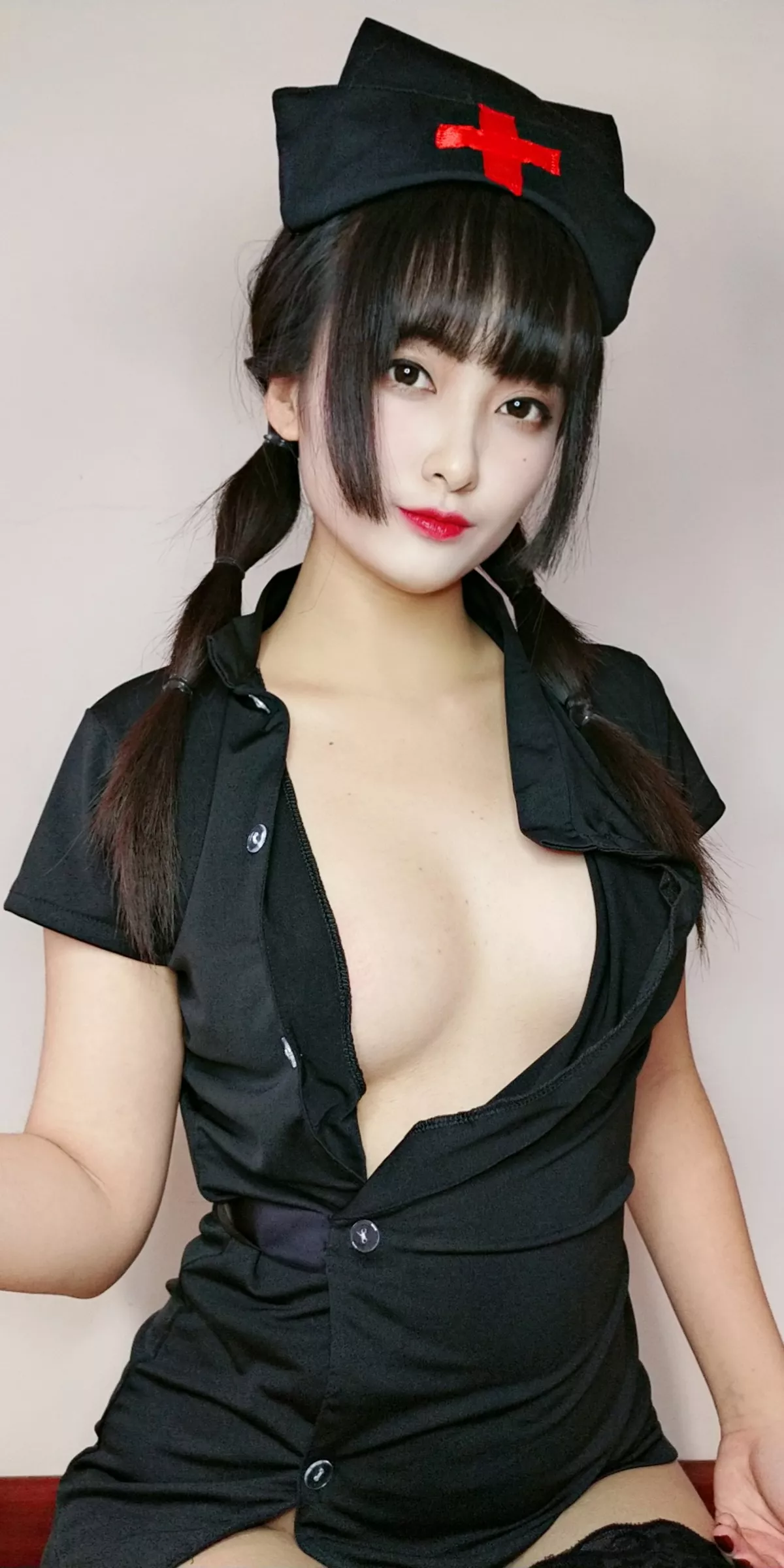 动漫博主洛璃LoLiSAMA情人节小护士主题黑色服饰半脱露丁字裤秀翘臀诱惑写真90P