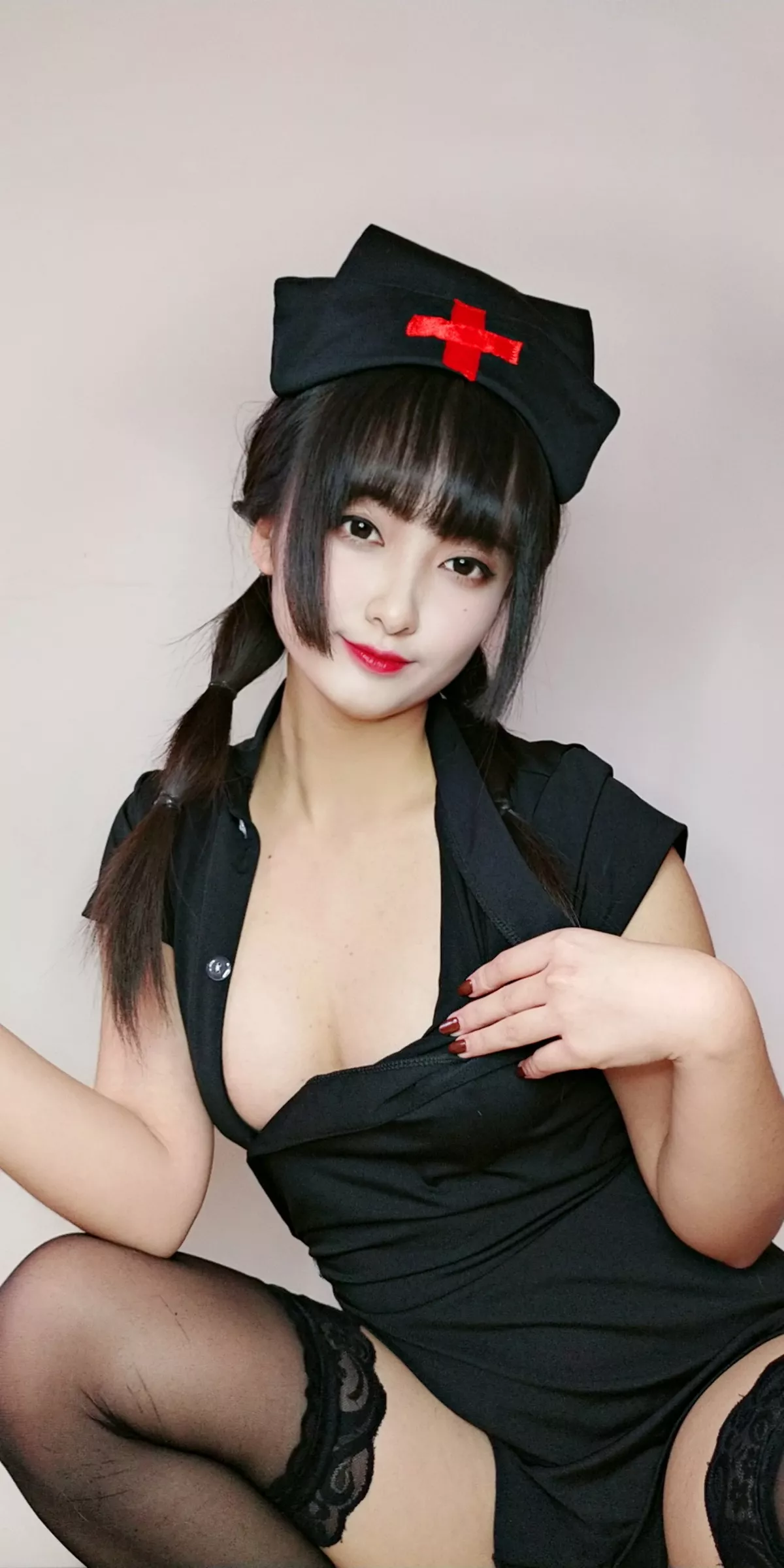 动漫博主洛璃LoLiSAMA情人节小护士主题黑色服饰半脱露丁字裤秀翘臀诱惑写真90P