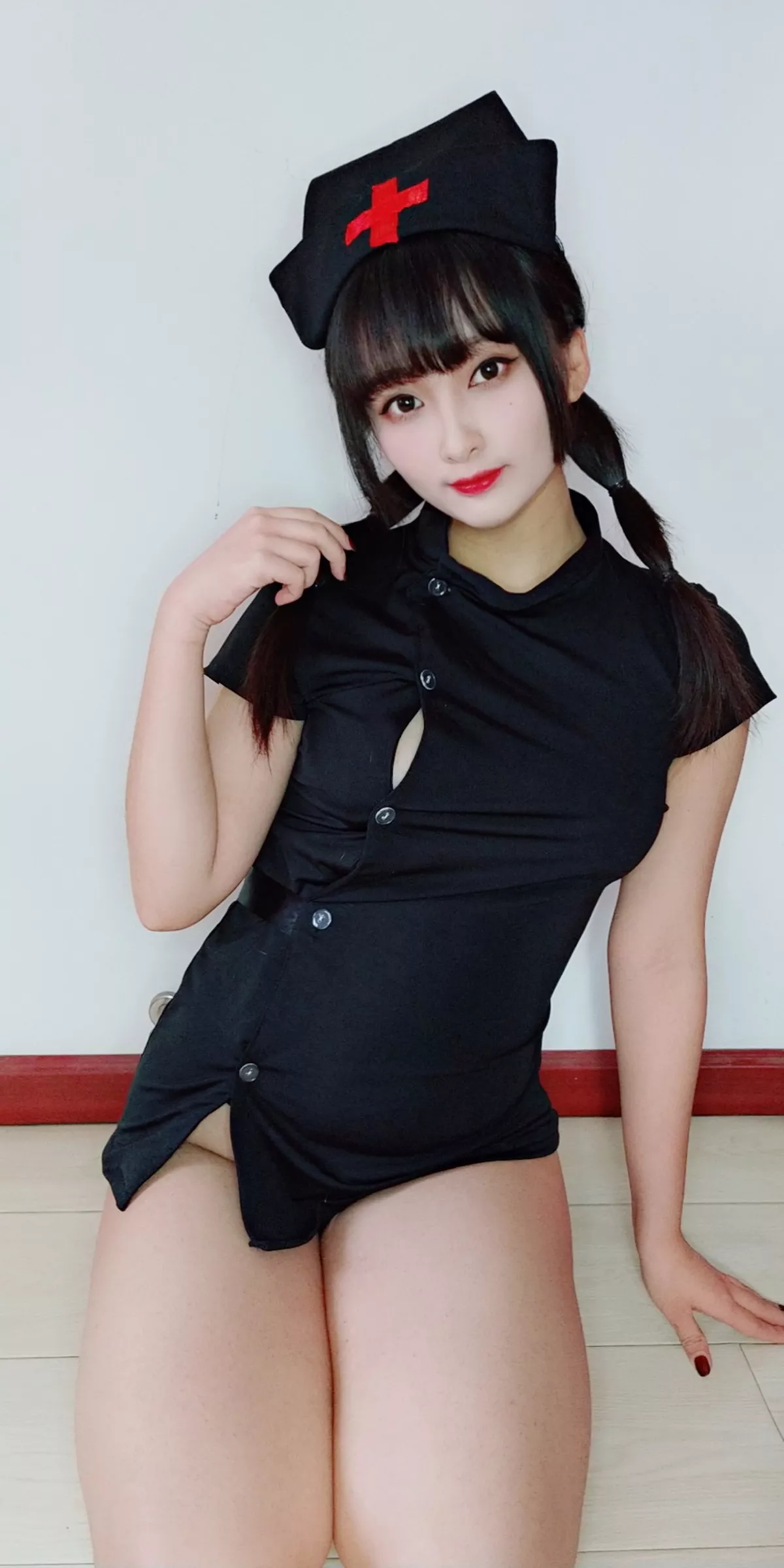 动漫博主洛璃LoLiSAMA情人节小护士主题黑色服饰半脱露丁字裤秀翘臀诱惑写真90P