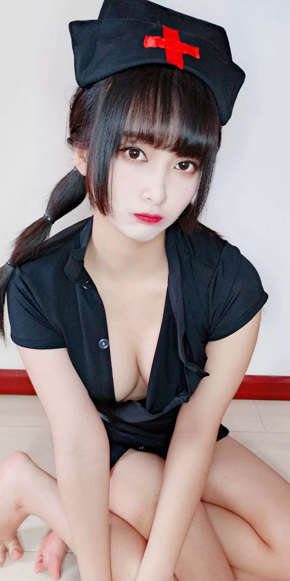 动漫博主洛璃LoLiSAMA情人节小护士主题黑色服饰半脱露丁字裤秀翘臀诱惑写真90P