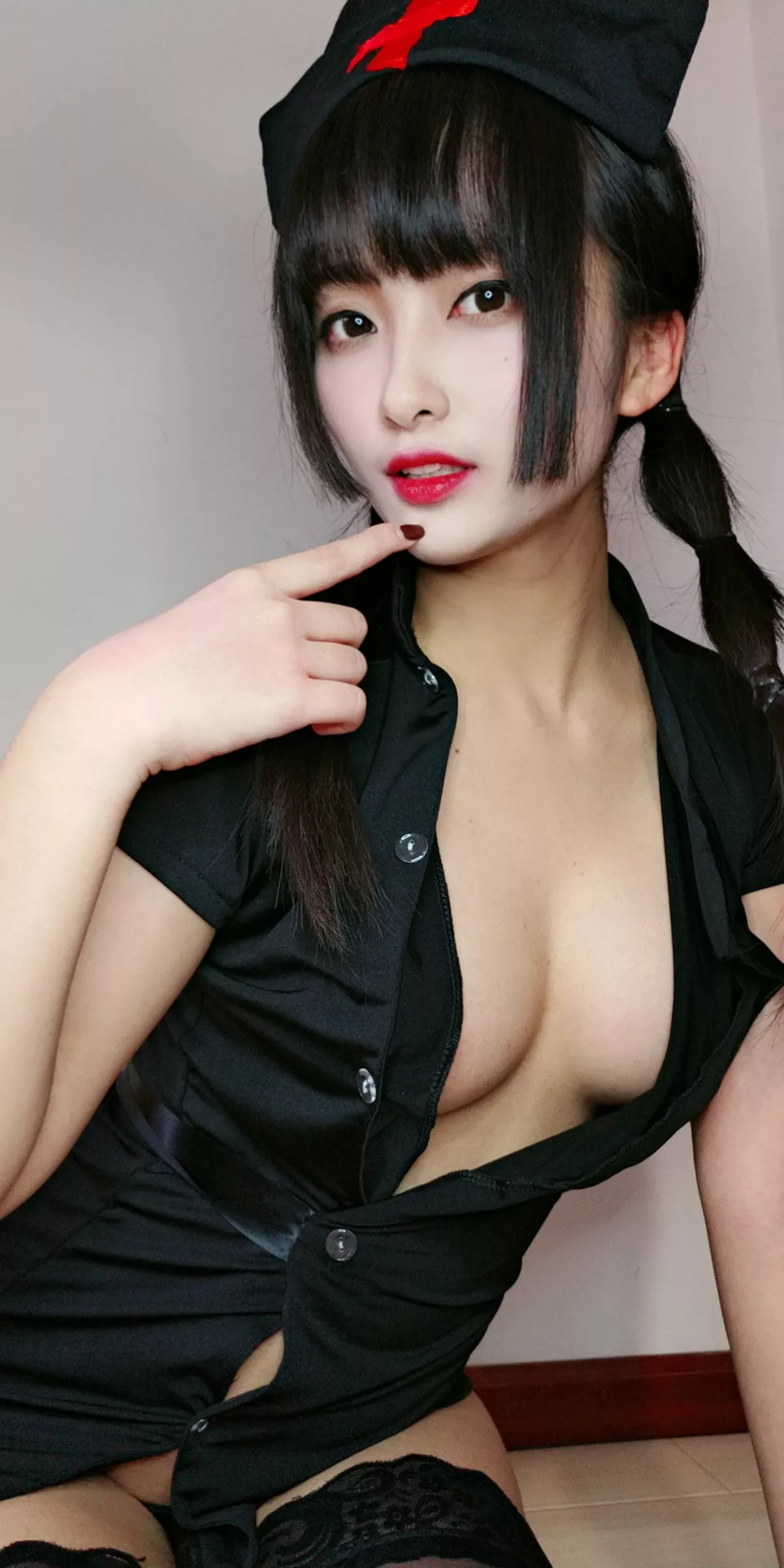 动漫博主洛璃LoLiSAMA情人节小护士主题黑色服饰半脱露丁字裤秀翘臀诱惑写真90P