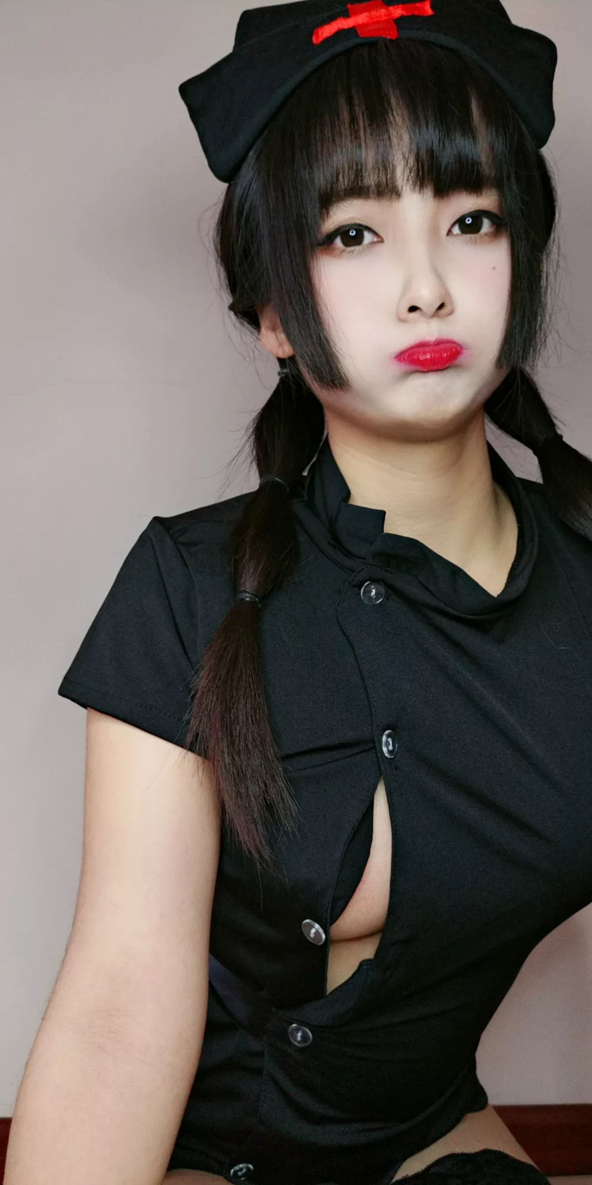动漫博主洛璃LoLiSAMA情人节小护士主题黑色服饰半脱露丁字裤秀翘臀诱惑写真90P