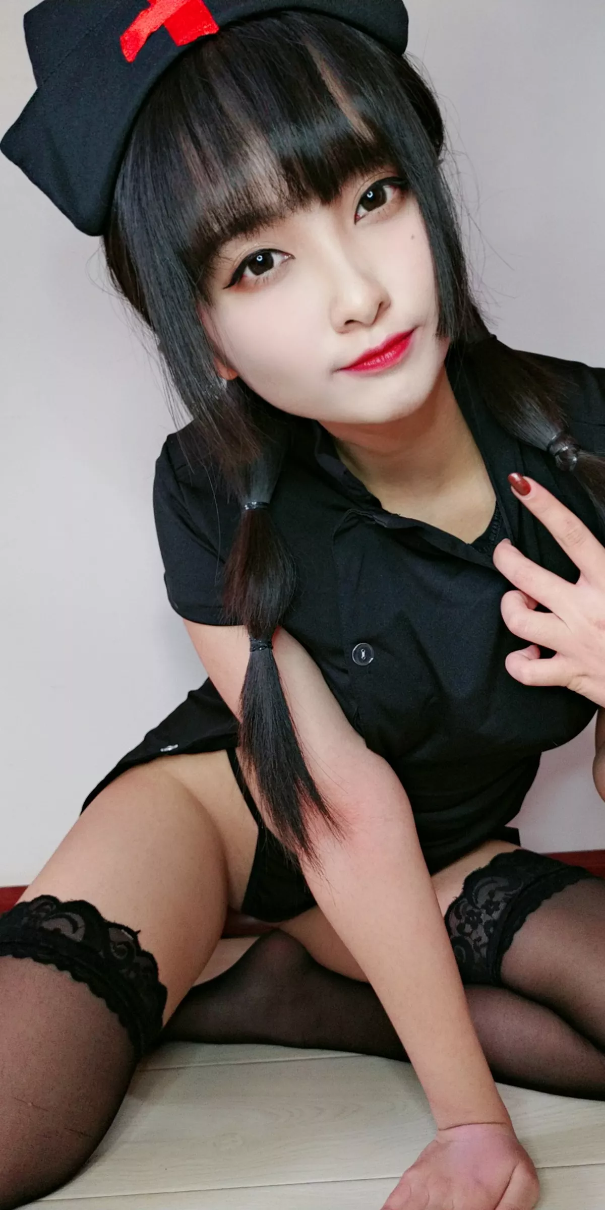 动漫博主洛璃LoLiSAMA情人节小护士主题黑色服饰半脱露丁字裤秀翘臀诱惑写真90P