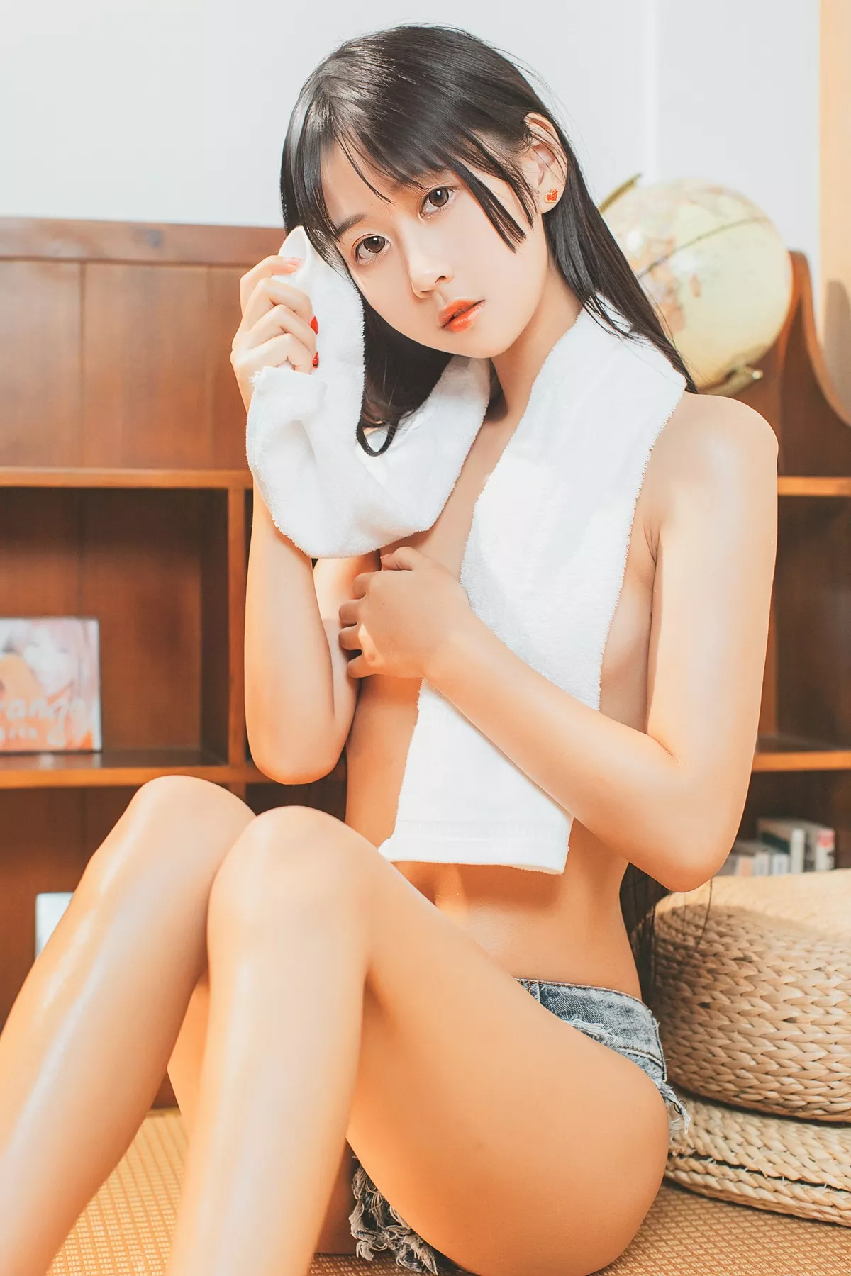 阳光美少女萌芽儿o0少女午后主题私房性感白衬衣配齐逼牛仔短裤惹火诱惑写真40P