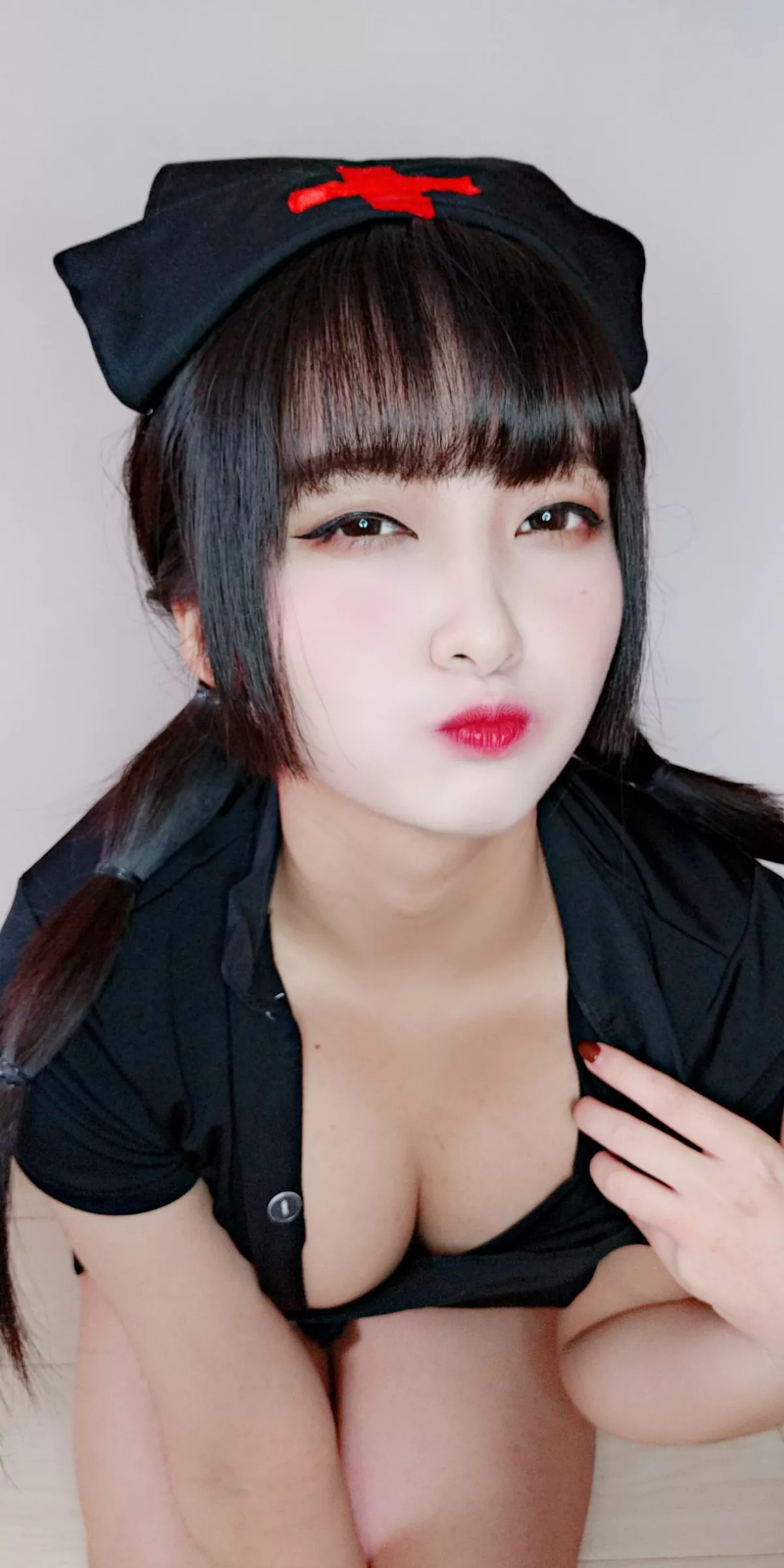 动漫博主洛璃LoLiSAMA情人节小护士主题黑色服饰半脱露丁字裤秀翘臀诱惑写真90P