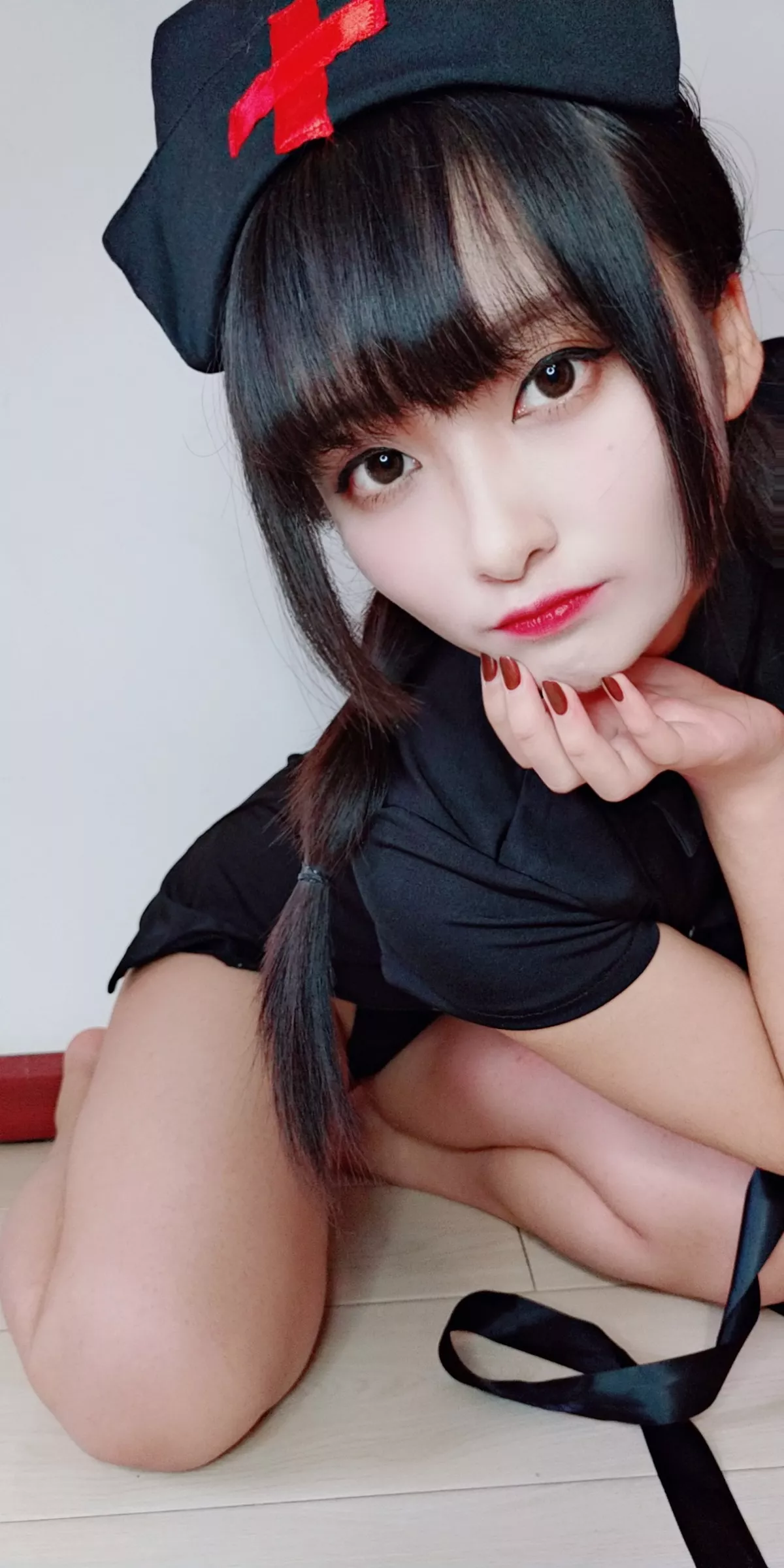 动漫博主洛璃LoLiSAMA情人节小护士主题黑色服饰半脱露丁字裤秀翘臀诱惑写真90P