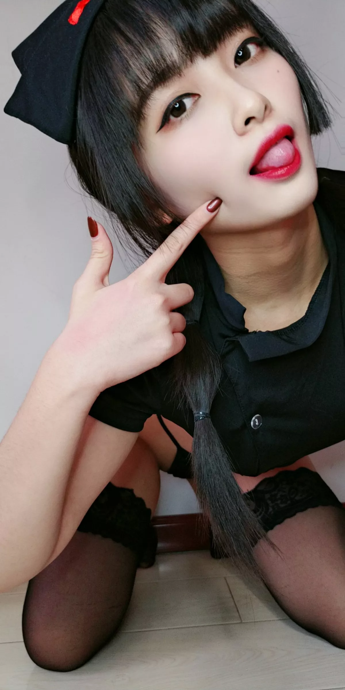 动漫博主洛璃LoLiSAMA情人节小护士主题黑色服饰半脱露丁字裤秀翘臀诱惑写真90P