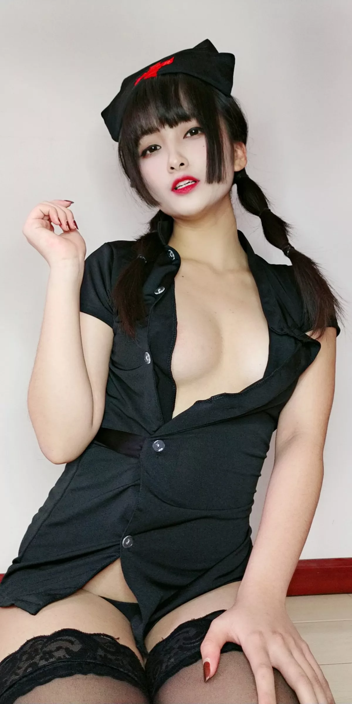 动漫博主洛璃LoLiSAMA情人节小护士主题黑色服饰半脱露丁字裤秀翘臀诱惑写真90P