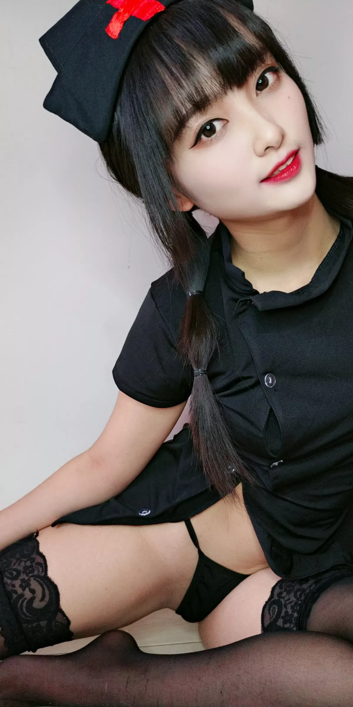 动漫博主洛璃LoLiSAMA情人节小护士主题黑色服饰半脱露丁字裤秀翘臀诱惑写真90P