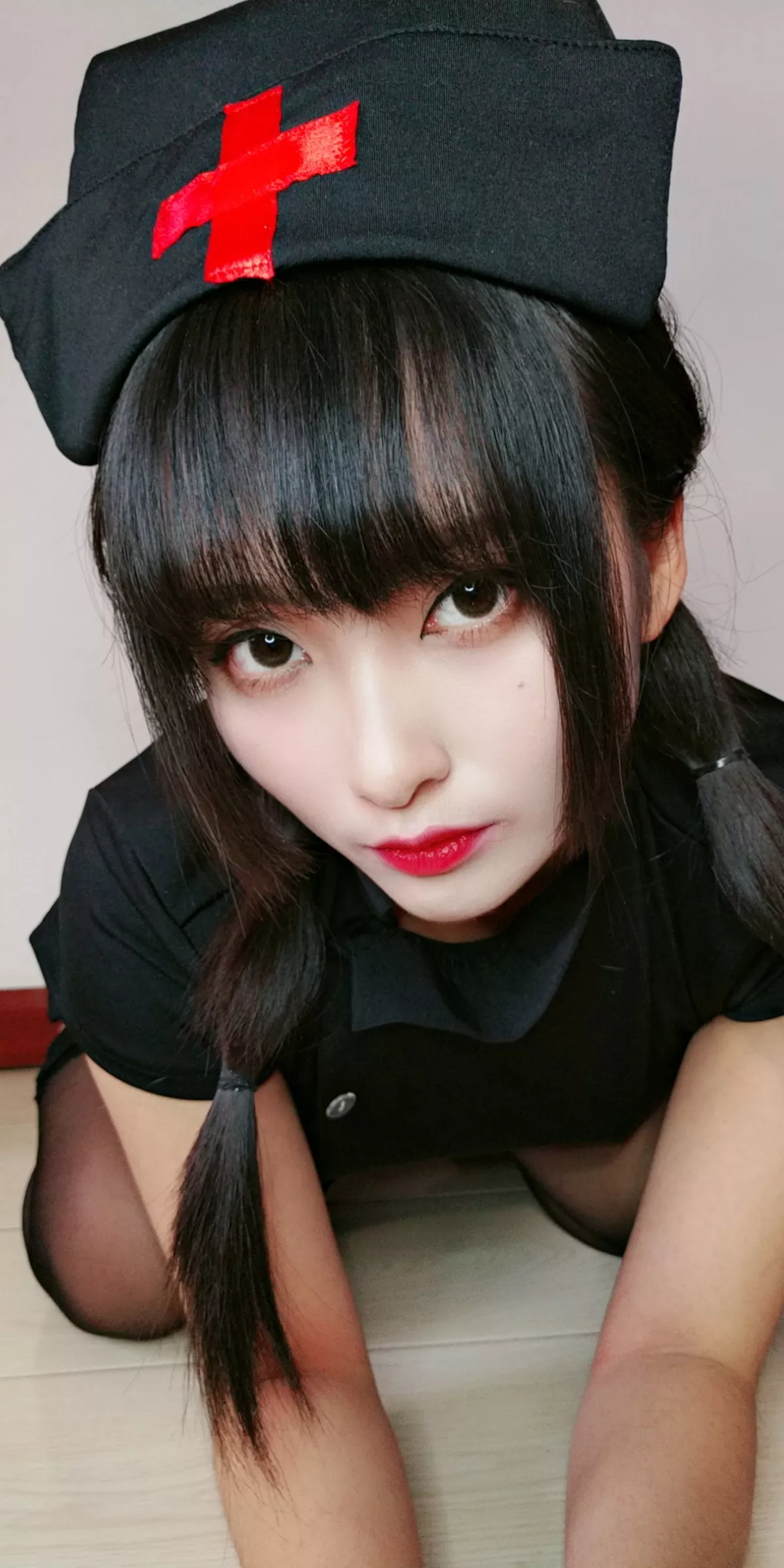 动漫博主洛璃LoLiSAMA情人节小护士主题黑色服饰半脱露丁字裤秀翘臀诱惑写真90P
