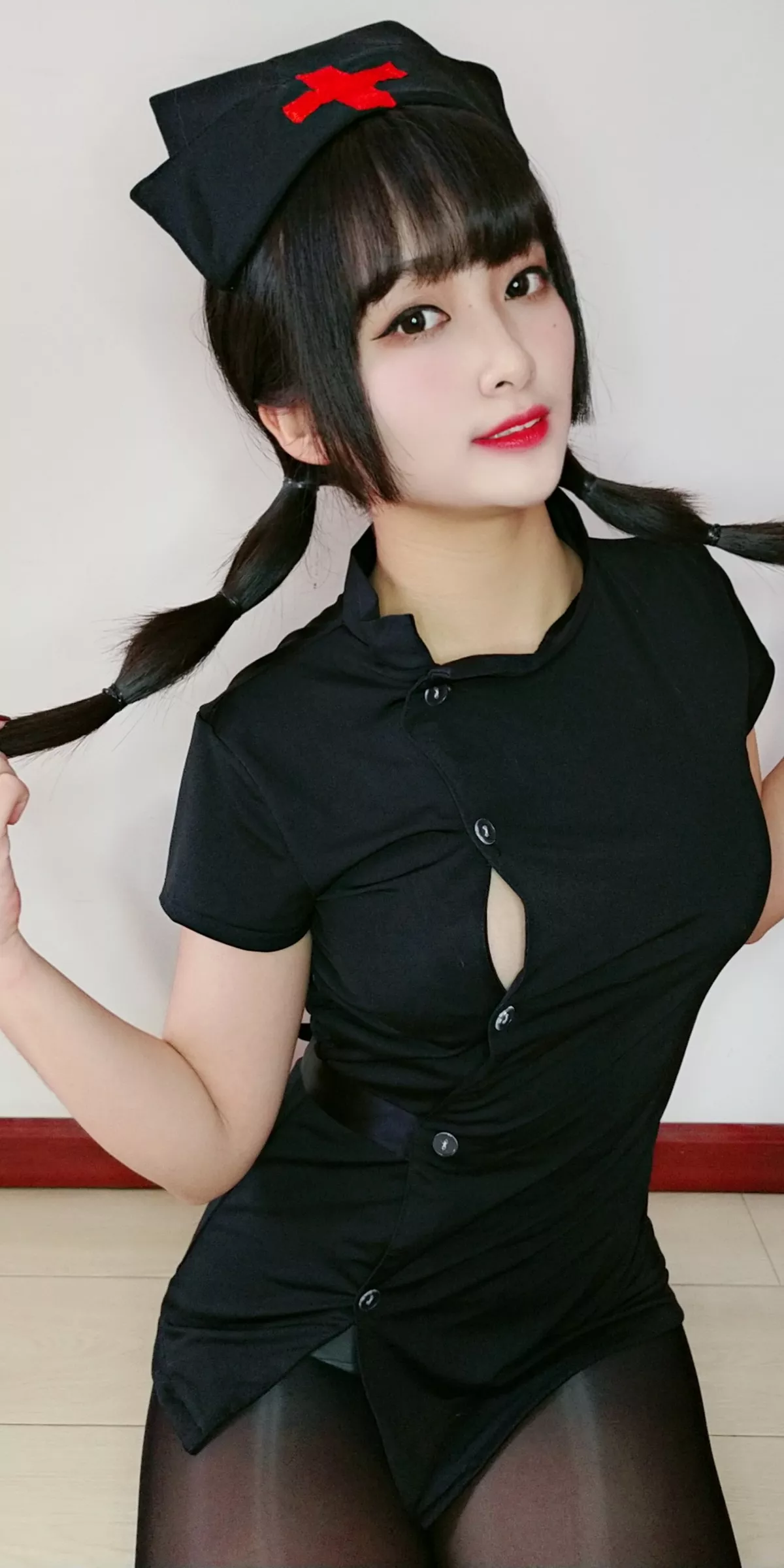 动漫博主洛璃LoLiSAMA情人节小护士主题黑色服饰半脱露丁字裤秀翘臀诱惑写真90P