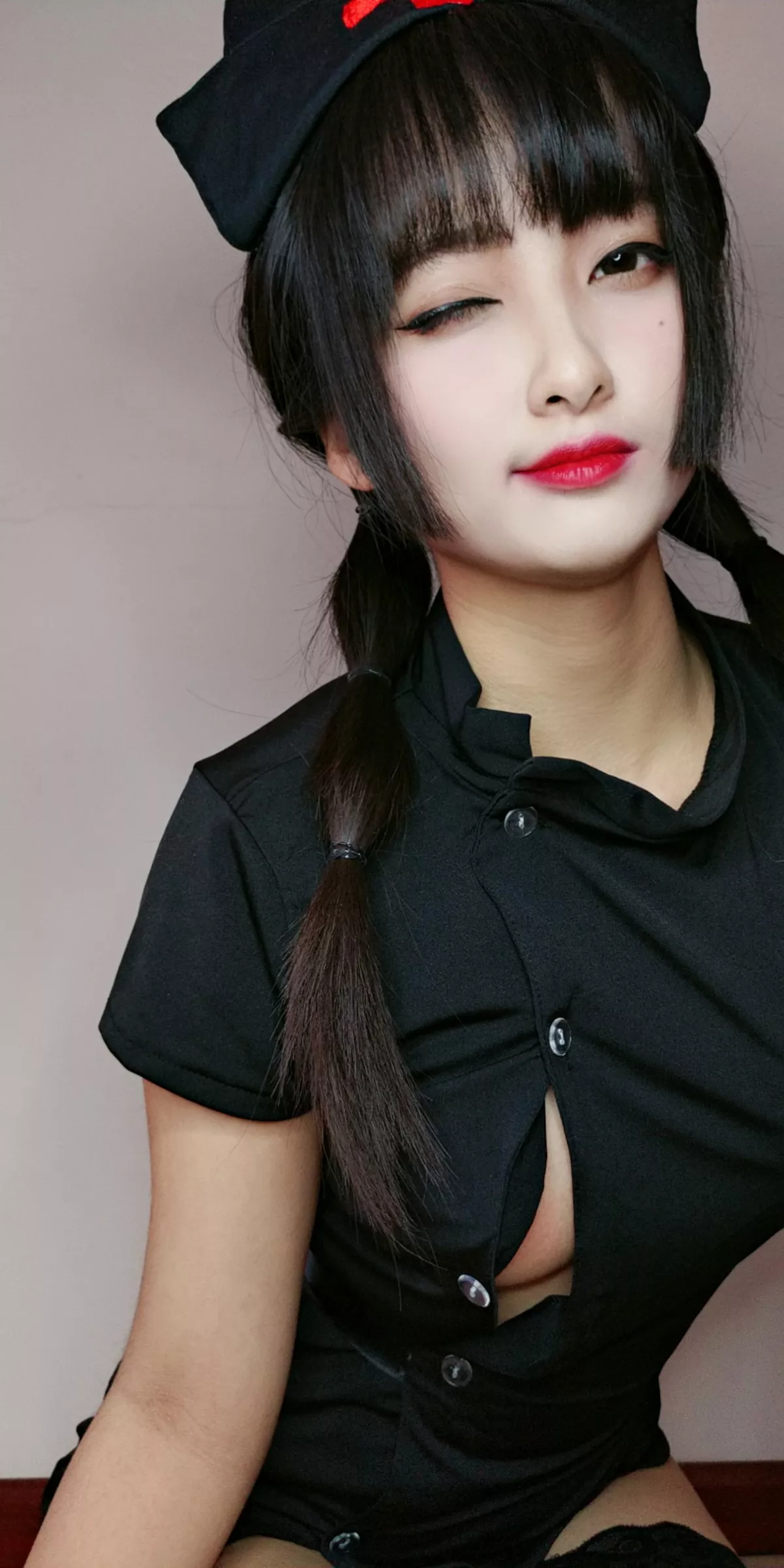 动漫博主洛璃LoLiSAMA情人节小护士主题黑色服饰半脱露丁字裤秀翘臀诱惑写真90P