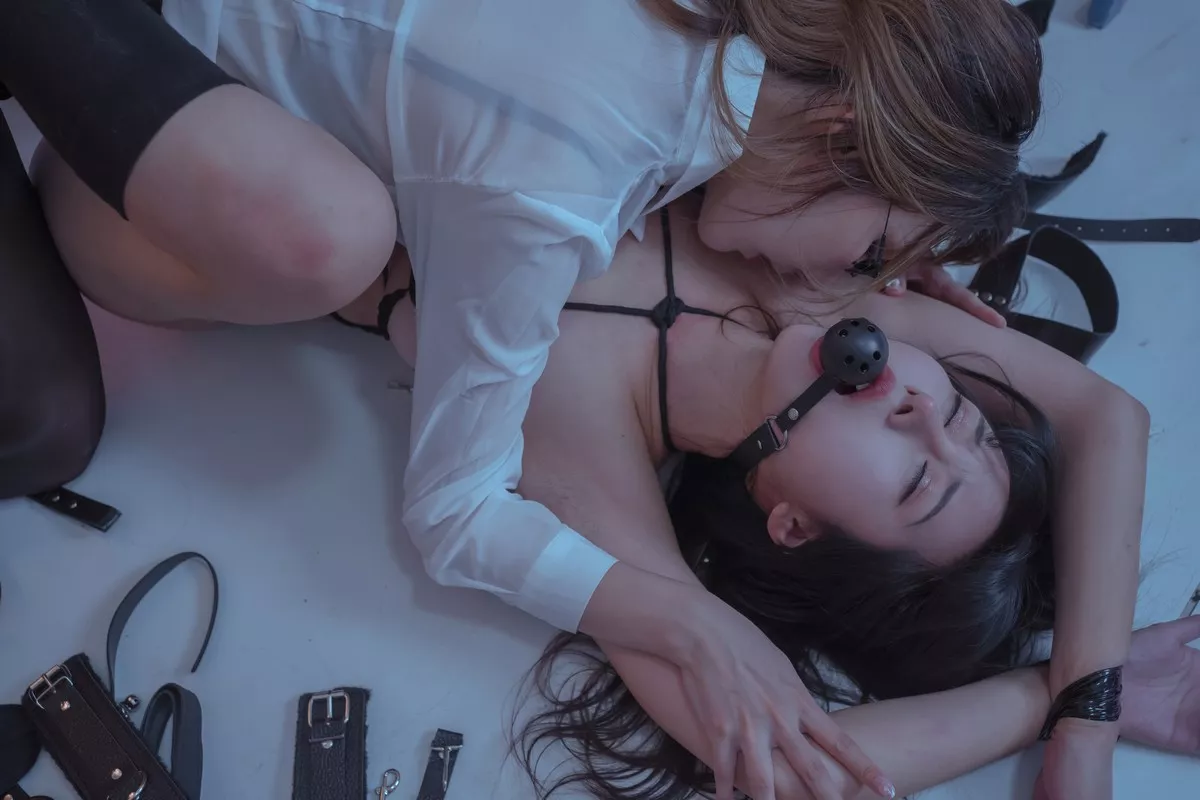 Coser美女云溪溪双人教室主题教室里性感姐妹花情趣捆绑秀火辣身材诱惑写真60P