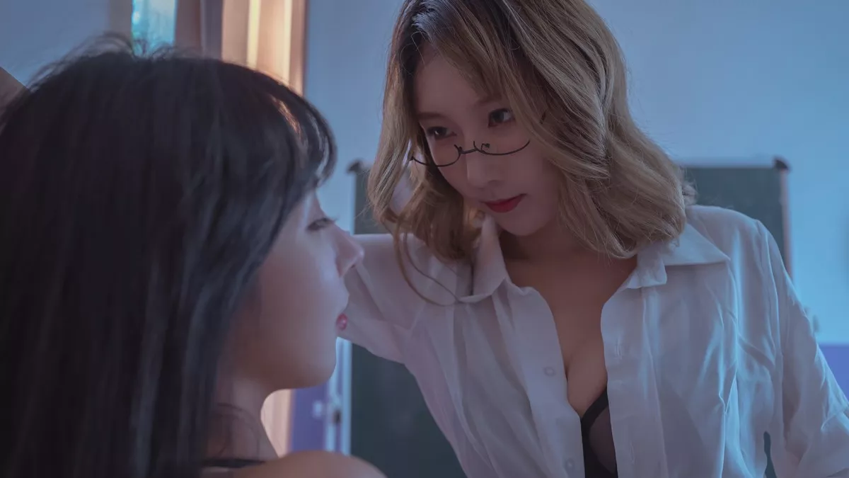 Coser美女云溪溪双人教室主题教室里性感姐妹花情趣捆绑秀火辣身材诱惑写真60P