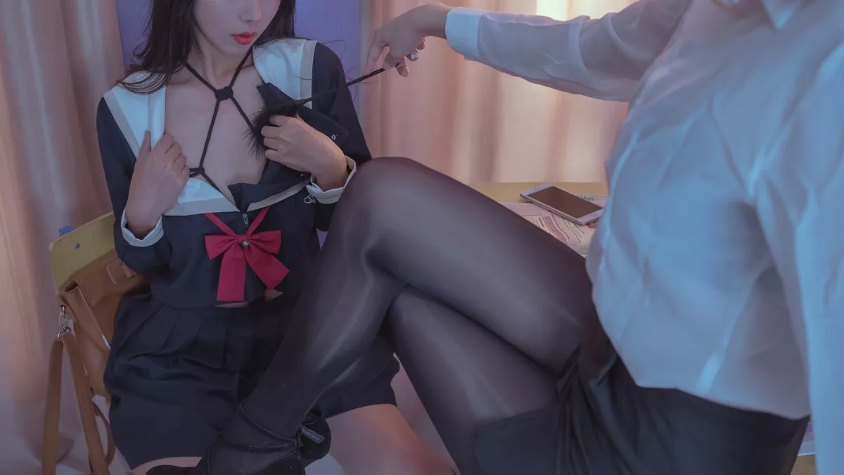 Coser美女云溪溪双人教室主题教室里性感姐妹花情趣捆绑秀火辣身材诱惑写真60P