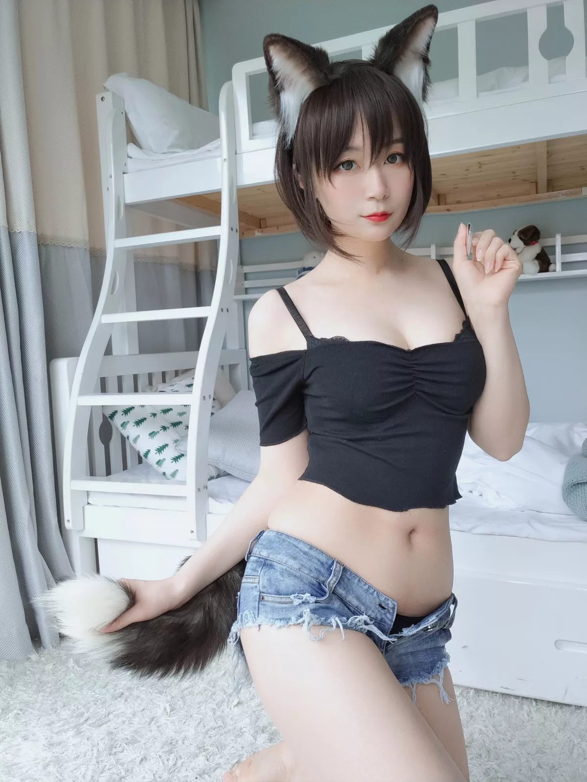 Coser小姐姐白银81布偶猫主题性感黑色上衣配牛仔短裤半脱露蕾丝内衣诱惑写真46P
