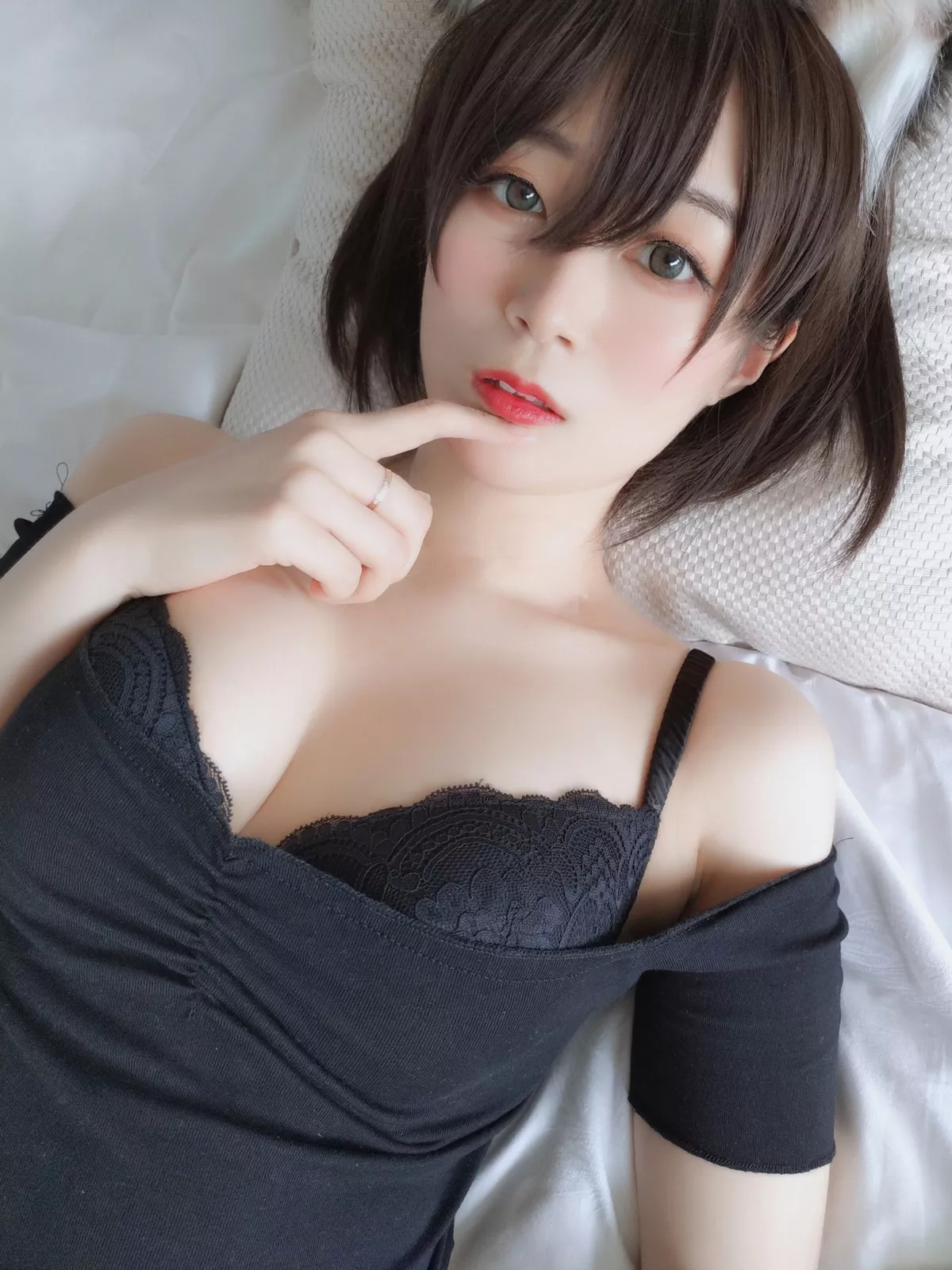 Coser小姐姐白银81布偶猫主题性感黑色上衣配牛仔短裤半脱露蕾丝内衣诱惑写真46P
