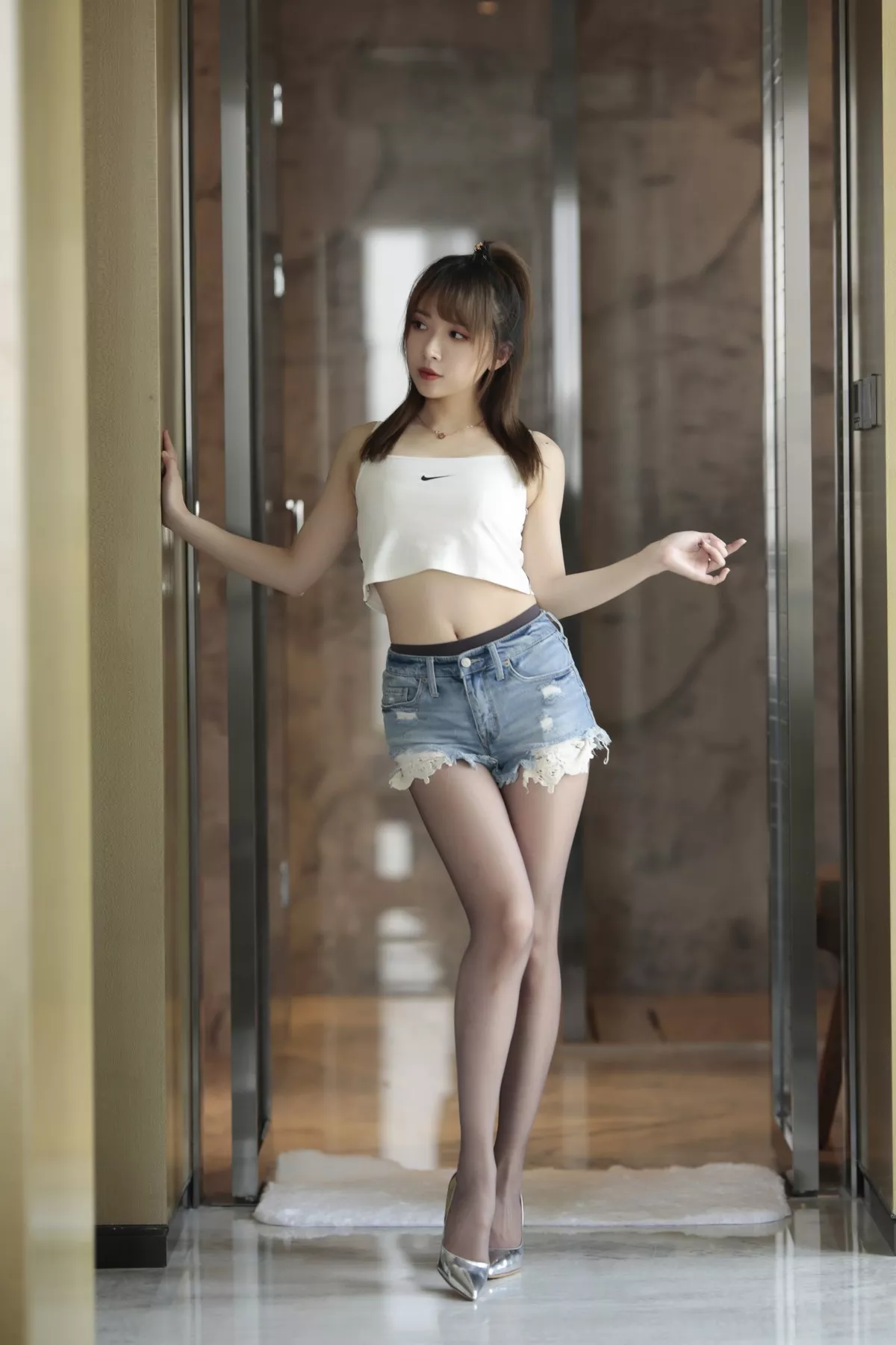 斗鱼主播小女巫露娜牛仔小裤裤主题私房半脱牛仔短裤露无内黑丝极致诱惑写真78P