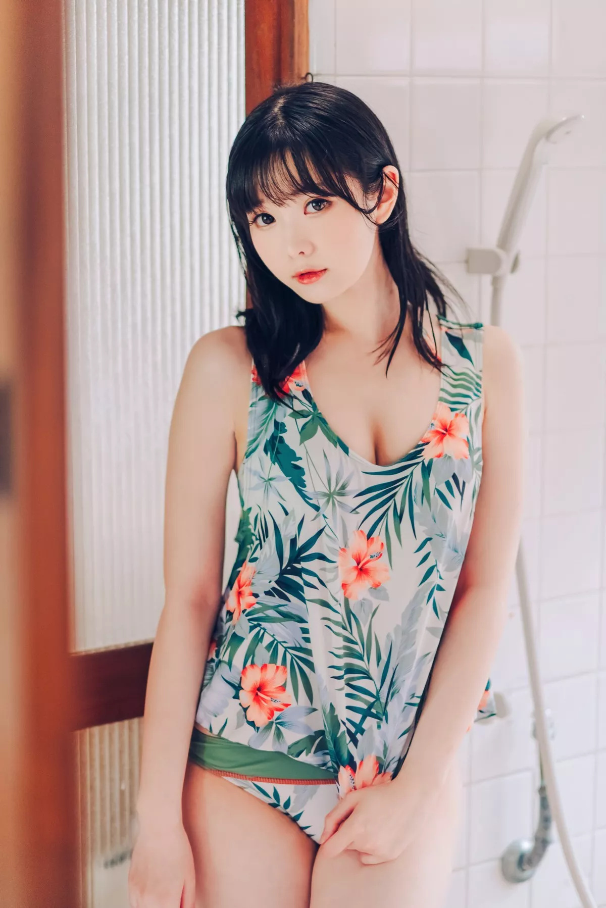 微博妹纸霜月shimo-Summer主题私房性感吊带+黑丝猫女郎+泳池比基尼迷人写真95P